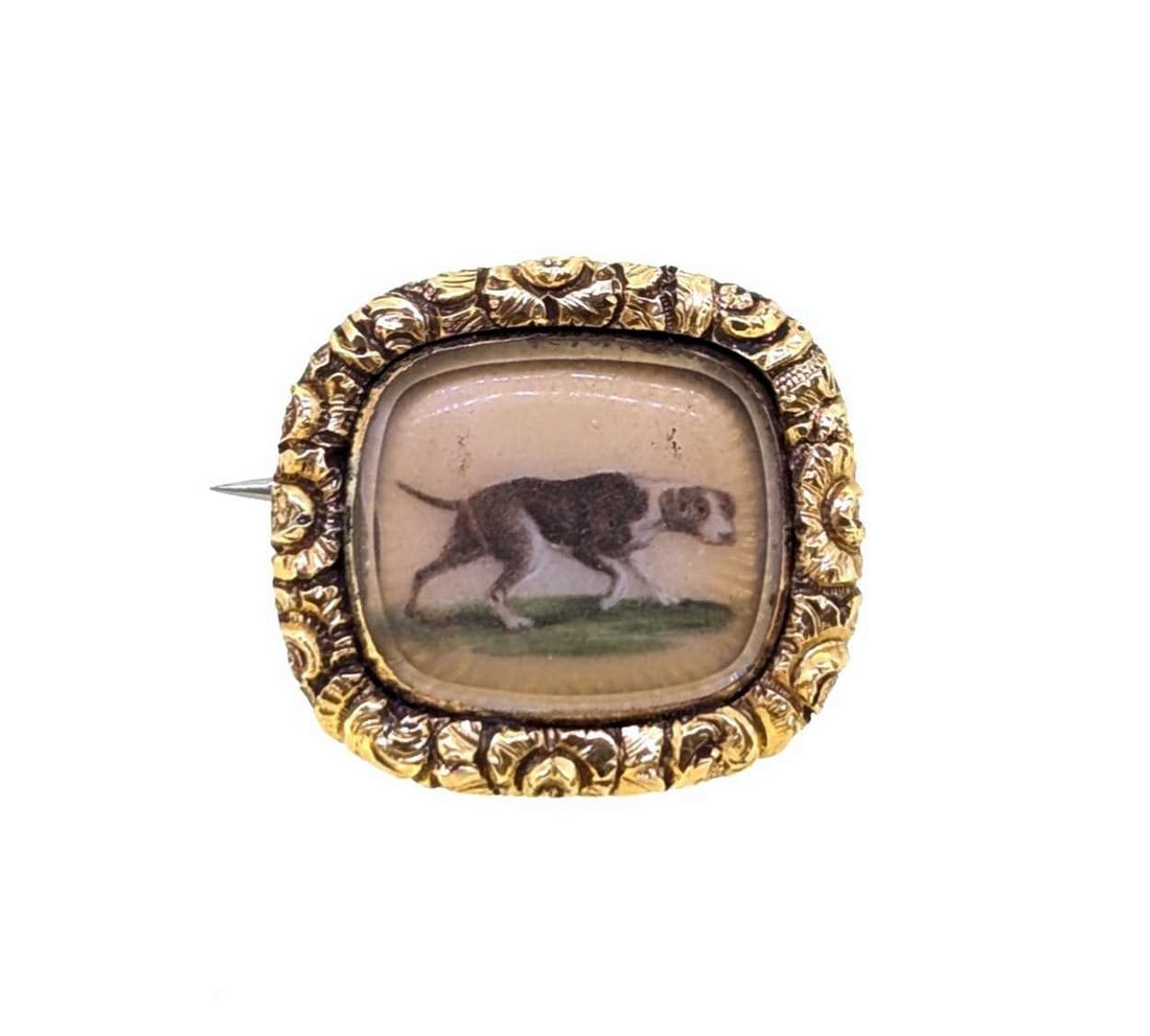 UNUSUAL GEORGIAN REVERSE INTAGLIO DOG BROOCH: UNUSUAL GEORGIAN REVERSE INTAGLIO DOG BROOCH,4,9 grams, testing high carat gold.W. 2.1 cm.