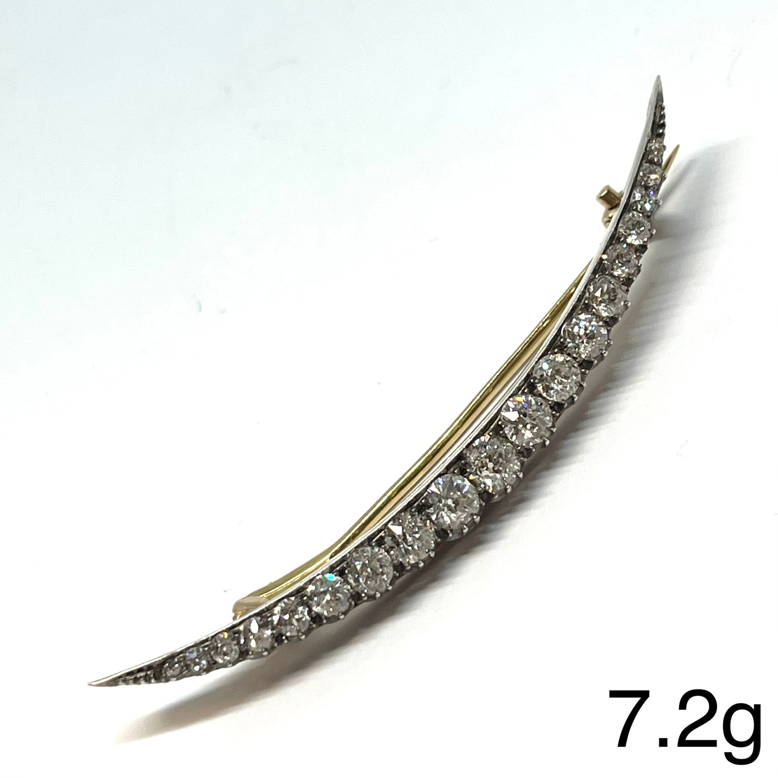 VICTORIAN DIAMOND CRESCENT BROOCH: VICTORIAN DIAMOND CRESCENT BROOCH,7,2 grams, testing high carat gold and silver.Bright and lively old cut diamonds, totalling approx. 2.50 ct.L. 6.8 cm.