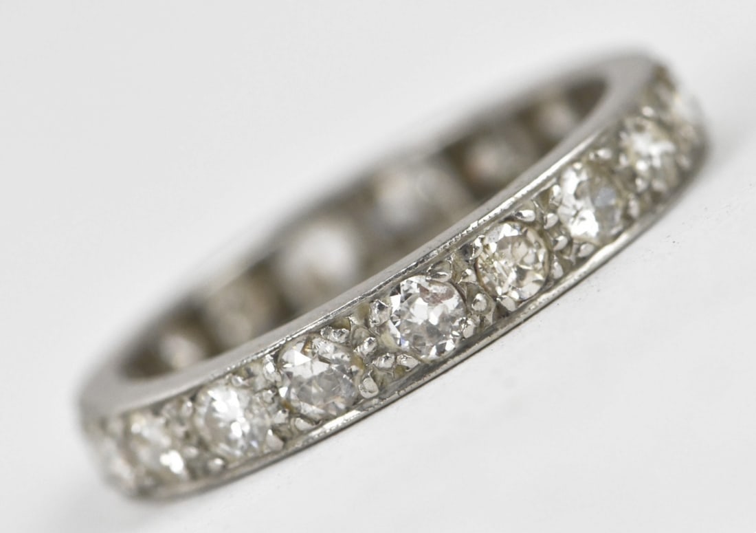 FINE DIAMOND ETERNITY RING: FINE DIAMOND ETERNITY RING,5,1 grams, testing platinum.bright and lively diamonds, totalling approx. 2.85 ct.Size L.