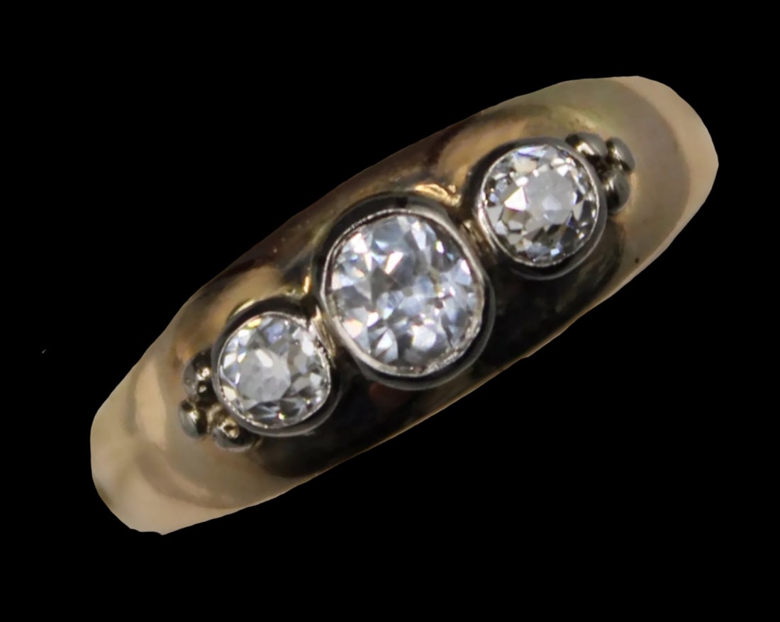 3-STONE DIAMOND RING: 3-STONE DIAMOND RING,5,1 grams, testing high carat gold.lovely bright and lively old cut diamonds.Size R.