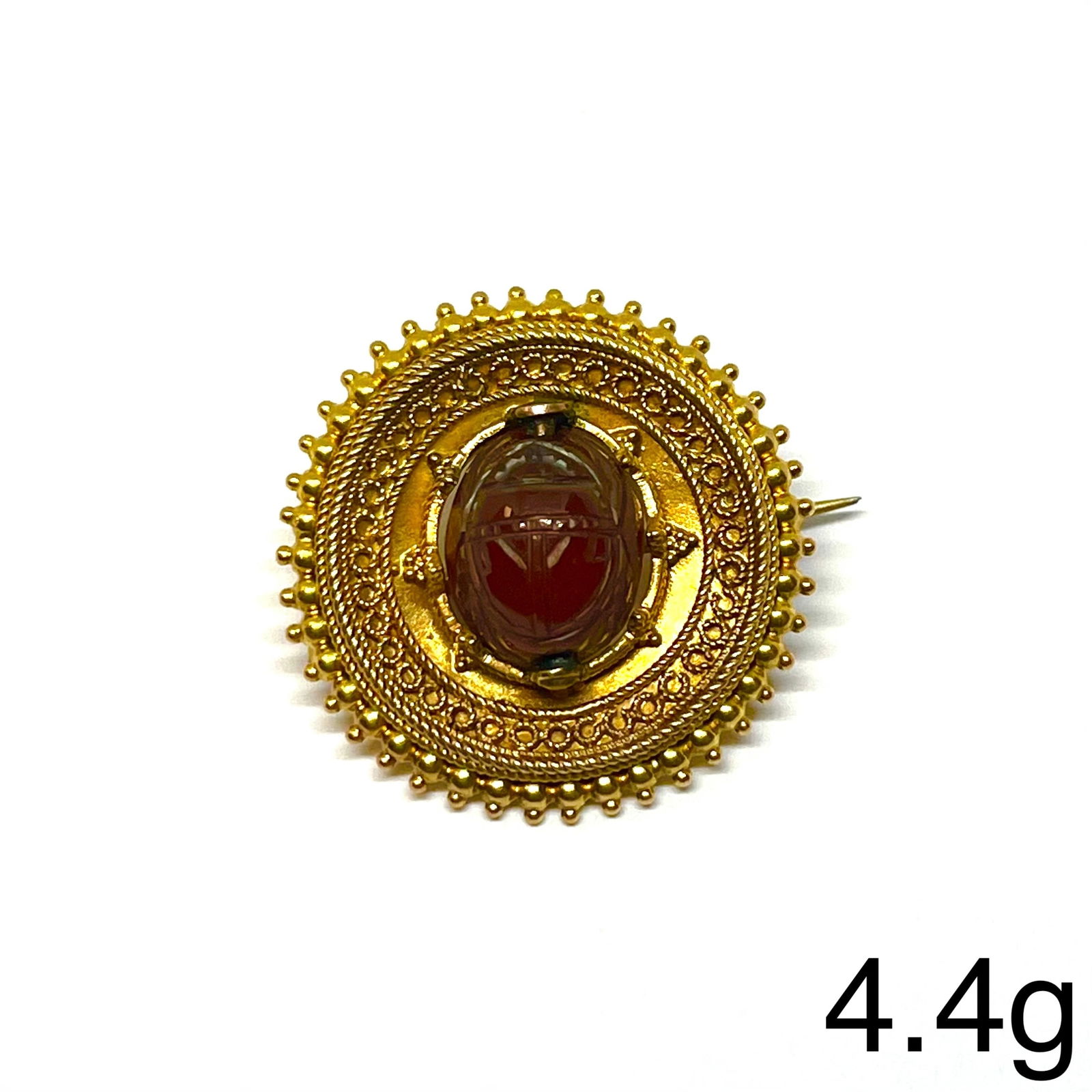 FINE VICTORIAN ETRUSCAN REVIVAL SCARAB BROOCH: FINE VICTORIAN ETRUSCAN REVIVAL SCARAB BROOCH,4,4 grams, testing high carat gold.The centre with a fine cameo carved hardstone of a scarab, with a carved intaglio of a warrior on the back.The surmount