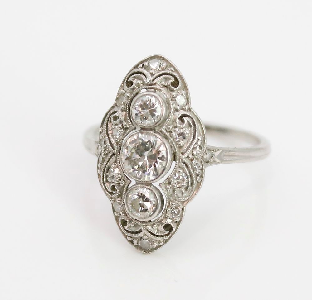 FINE ART-DECO DIAMOND UP FINGER RING: FINE ART-DECO DIAMOND UP FINGER RING,3,5 grams, testing platinum.Bright and lively diamonds.Head of approx. 1.9 cm.Size M 1/2.