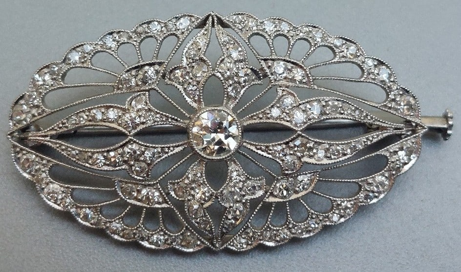 EDWARDIAN DIAMOND BROOCH: EDWARDIAN DIAMOND BROOCH,8.1 grams, testing high carat gold.Diamond bright and lively, totalling approx. 1.50 ct.W. 4 cm.