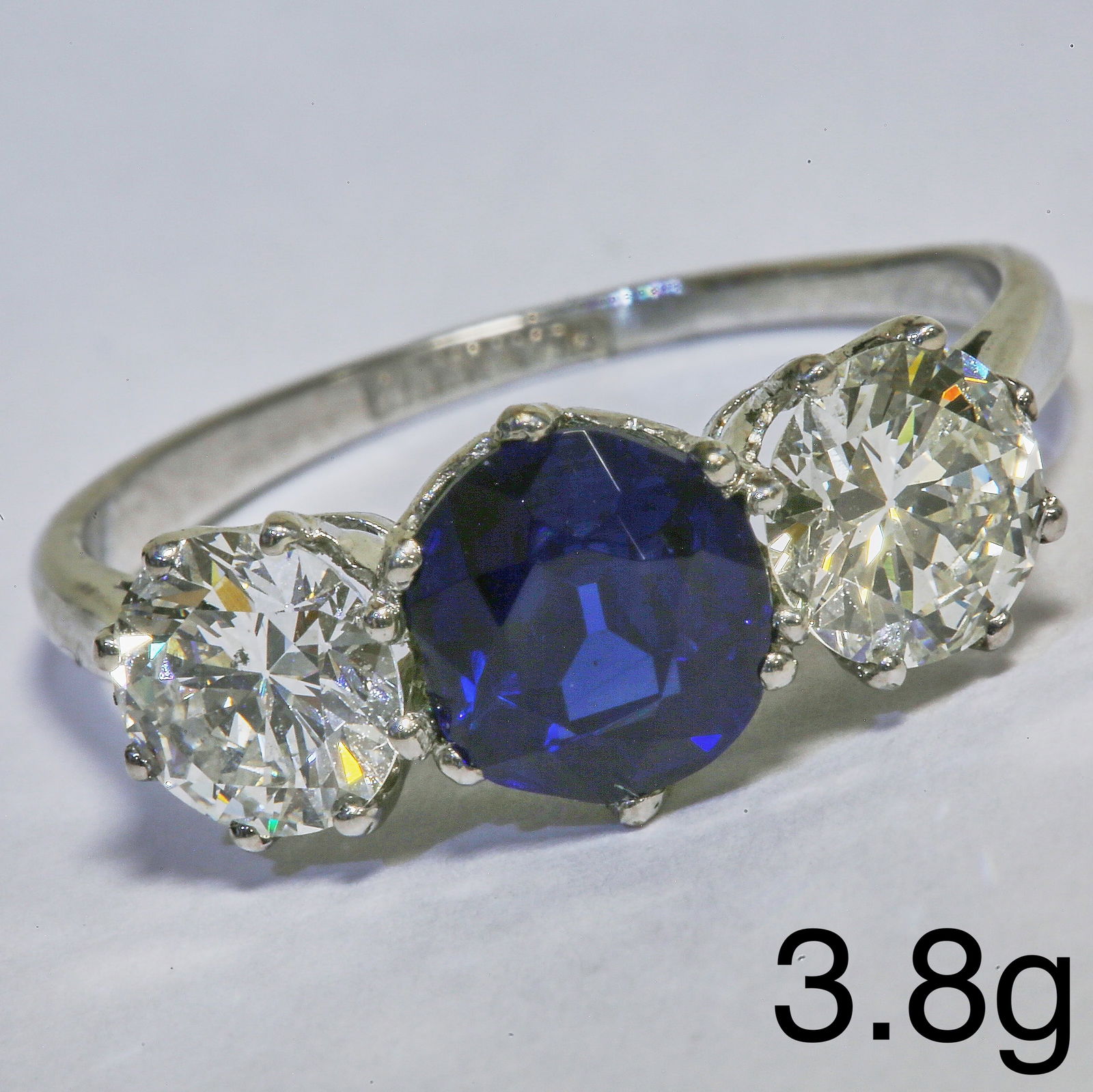 SAPPHIRE AND DIAMOND 3-STONE RING: SAPPHIRE AND DIAMOND 3-STONE RING,3,8 grams, platinum.Rich and vibrant sapphire of approx. 1.54 ct.Diamonds bright and lively, totalling approx. 1.50 ct.Size N.