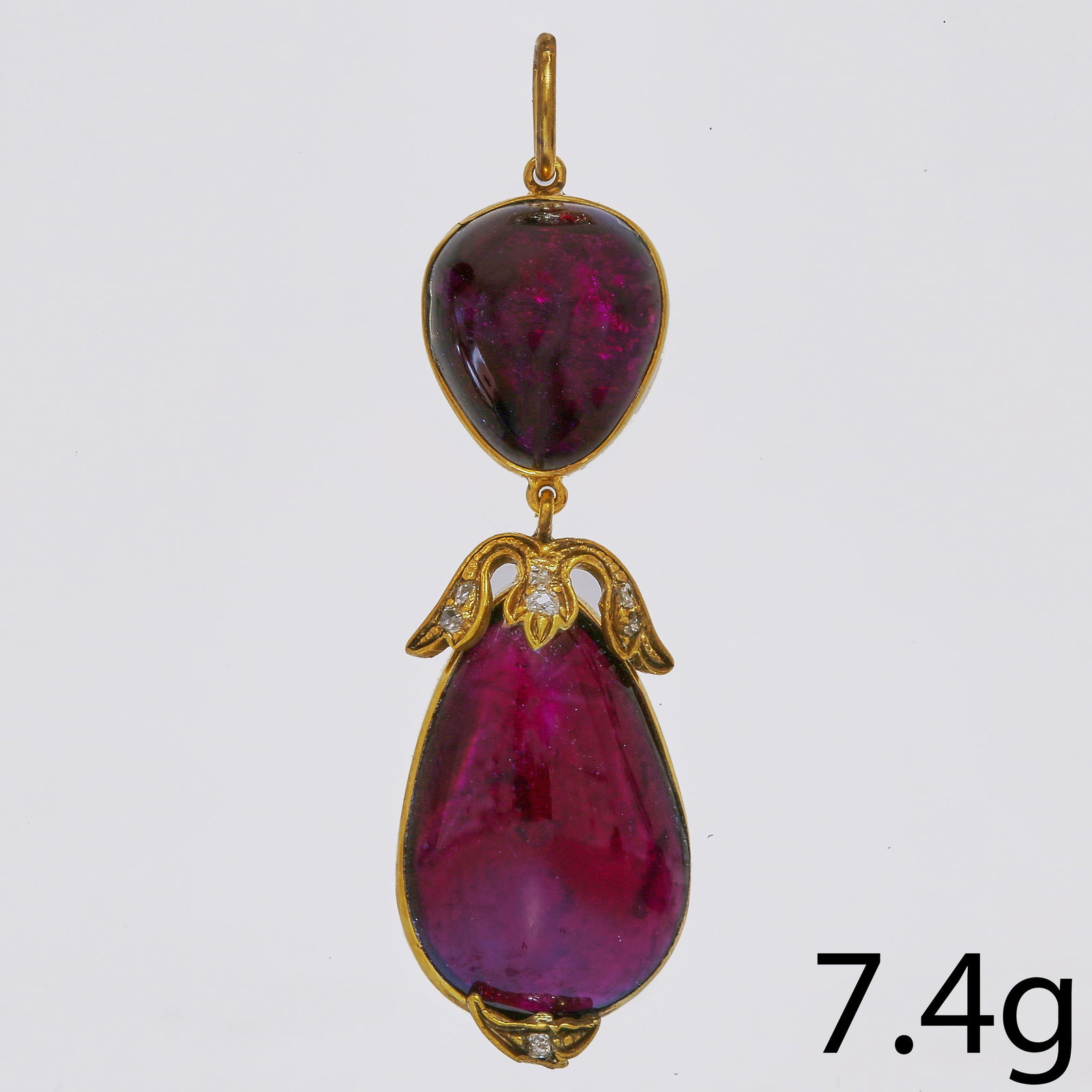 ANTIQUE GOLD GARNET AND DIAMOND PENDANT: ANTIQUE GOLD GARNET AND DIAMOND PENDANT 7.4 grams vibrant matching garnets lively diamonds L 4,7 cm.