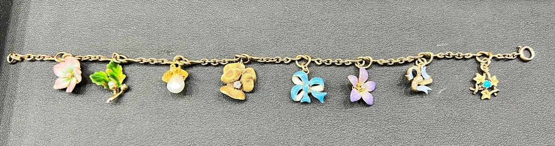 ELEGANT VINTAGE ENAMEL GEM SET GOLD CHARM BRACELET: ELEGANT VINTAGE ENAMEL GEM SET GOLD CHARM BRACELET 11 grams enamel in great condition, lively diamonds, matching pearls fine craftsmanship L 19 cm