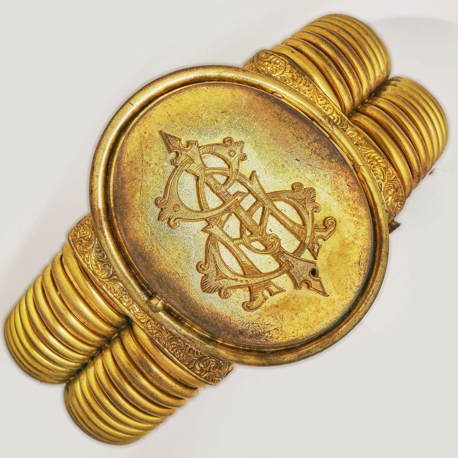 VICTORIAN YELLOW METAL OPENING BRACELET: VICTORIAN YELLOW METAL OPENING BRACELET,104.8 grams.The top can be opened to reveal the inside locket/compartment.The bracelet of double row tubogas link design.L. 19 cm.