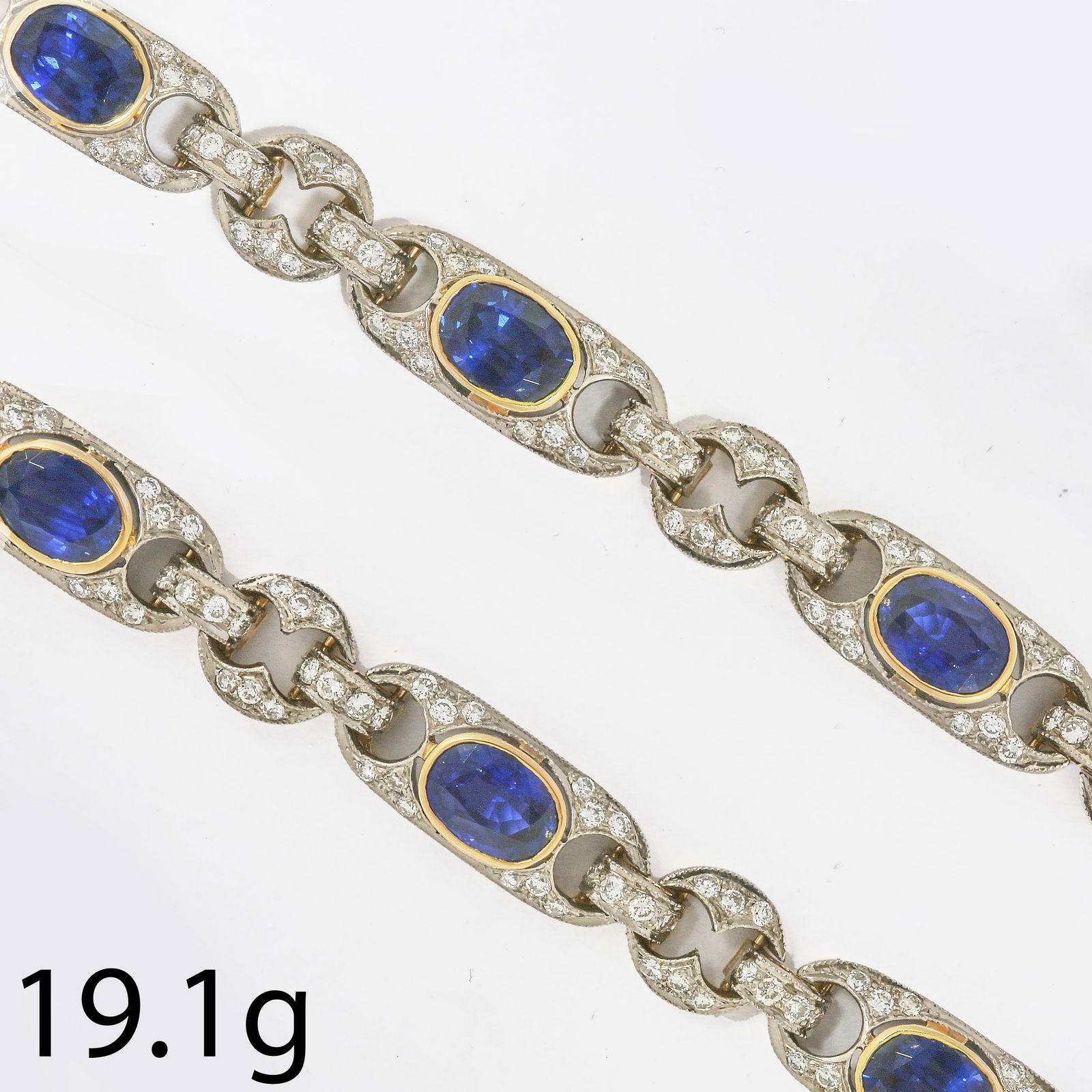 ART-DECO SAPPHIRE AND DIAMOND BRACELET: ART-DECO SAPPHIRE AND DIAMOND BRACELET,19. grams, 18 ct. gold.Vibrant blue sapphires, totalling approx. 8 ct.Diamonds bright and lively, totalling approx. 1.60 ct.L. 18 cm.