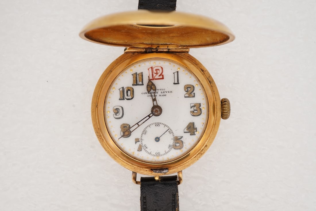 UNUSUAL COVENTRY LEVER HALF HUNTER WRIST WATCH: UNUSUAL COVENTRY LEVER HALF HUNTER WRIST WATCH,36.5 grams, 18 ct. gold.Manual winding.Diam. 34 mm.