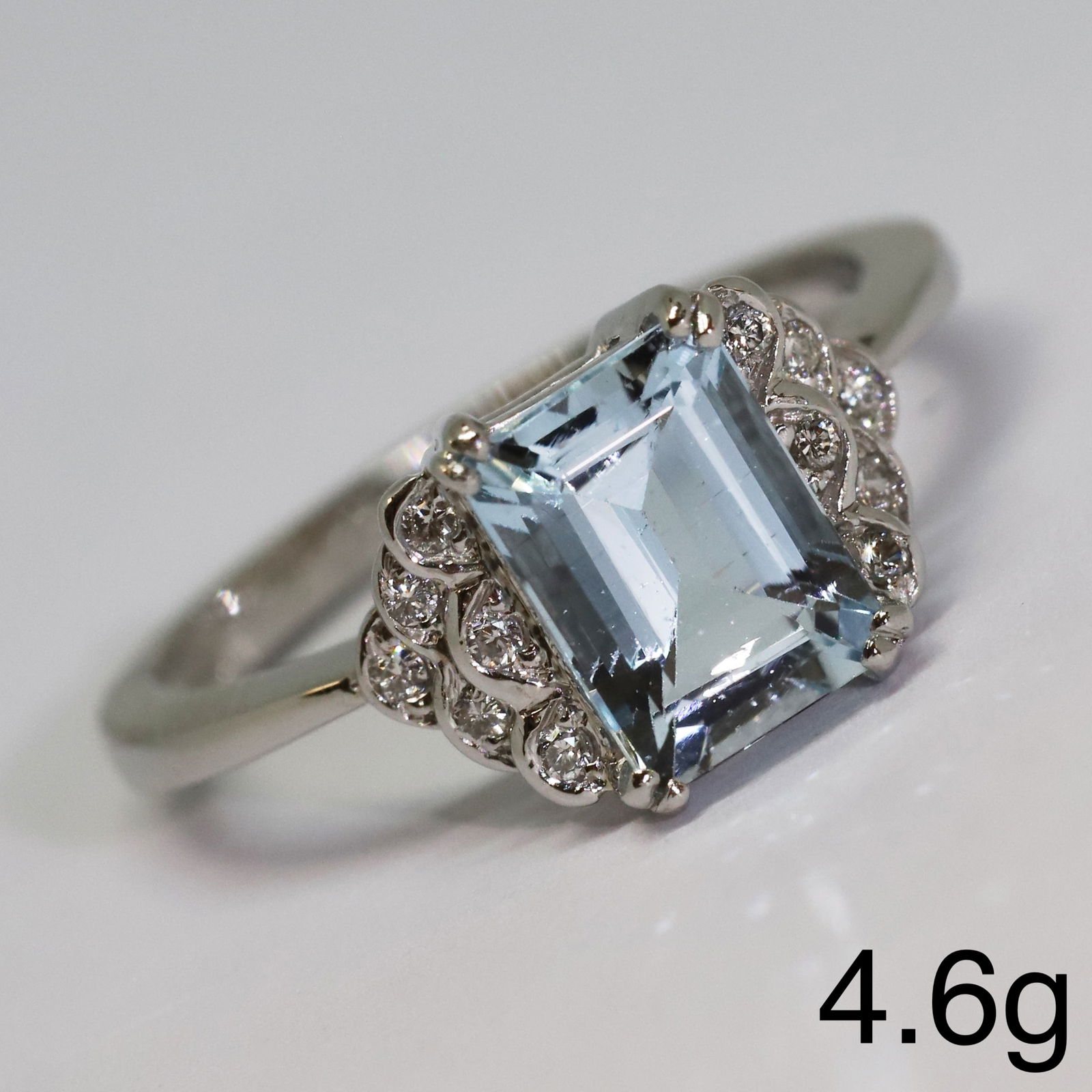 AQUAMARINE AND DIAMOND RING: AQUAMARINE AND DIAMOND RING,4,6 grams, platinum.Rich and vibrant aquamarine.Diamonds bright and lively.Size L 1/2