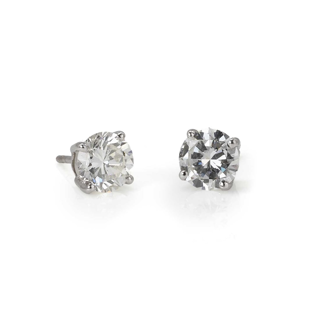 ELEGANT PAIR OF DIAMOND STUD EARRINGS: ELEGANT PAIR OF DIAMOND STUD EARRINGS 2 grams bright lively diamonds 1.12 ct - 1.01 ct approx in our opinion G-VS1
