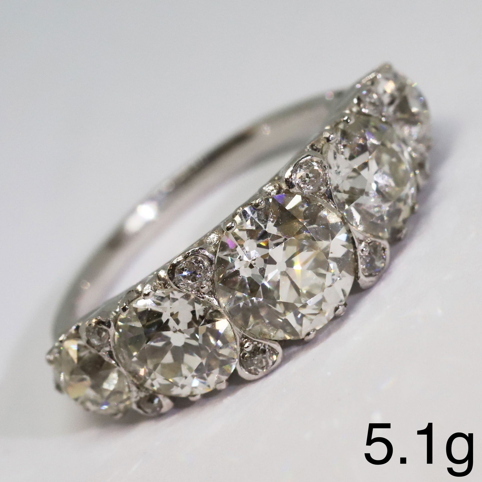 FANTASTIC DIAMOND 5-STONE RING: FANTASTIC DIAMOND 5-STONE RING,5,1 grams, testing platinum.Diamonds bright and lively, larger central diamond of approx. 1.70 ct.Further diamonds of approx. 1.06 ct., 1.00 ct., 0.53 ct. and 0.46
