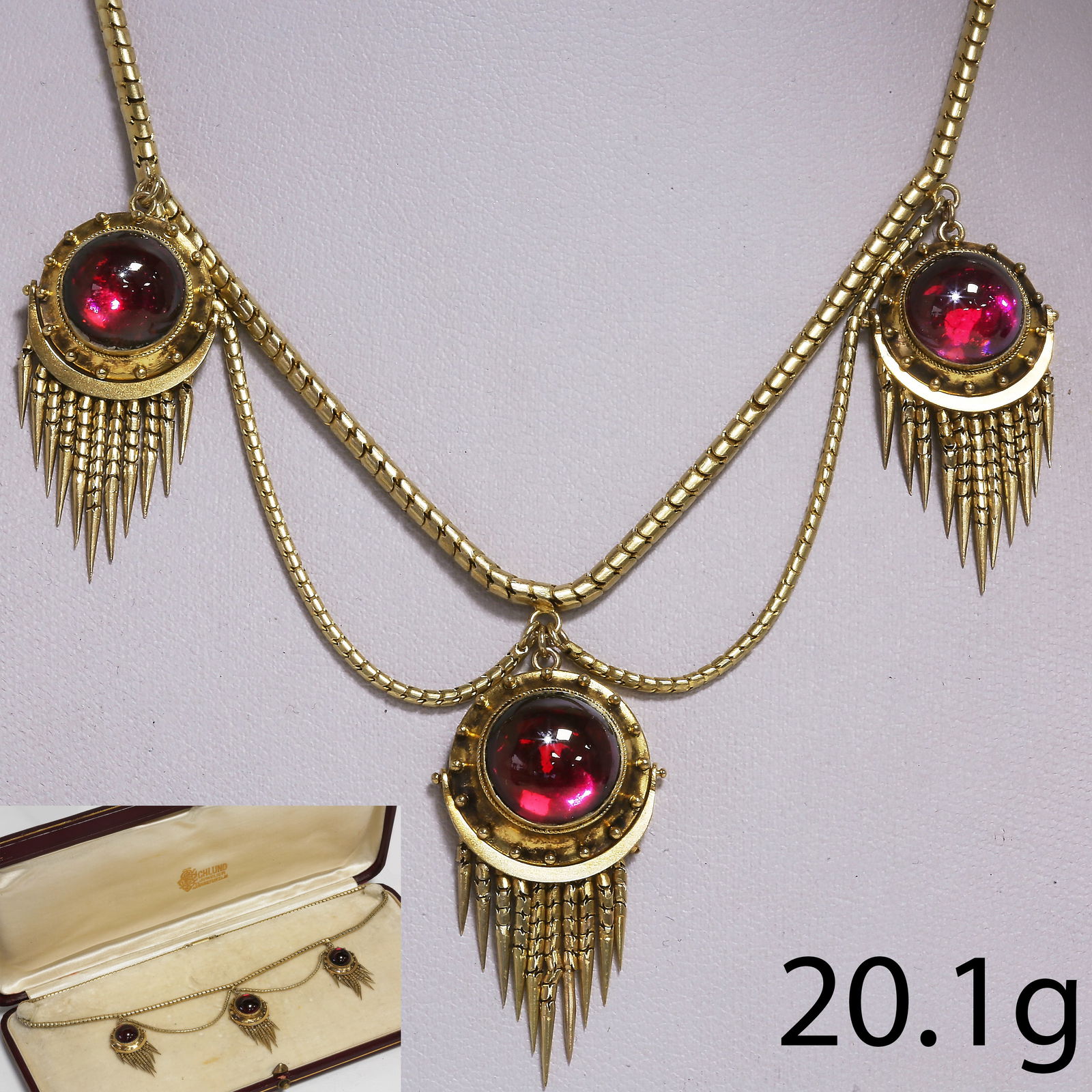 VICTORIAN GARNET NECKLACE: VICTORIAN GARNET NECKLACE,21.0 grams, testing high carat gold.Suspending 3 garnet drops each with tassels.L. 40.5 cm.With case.