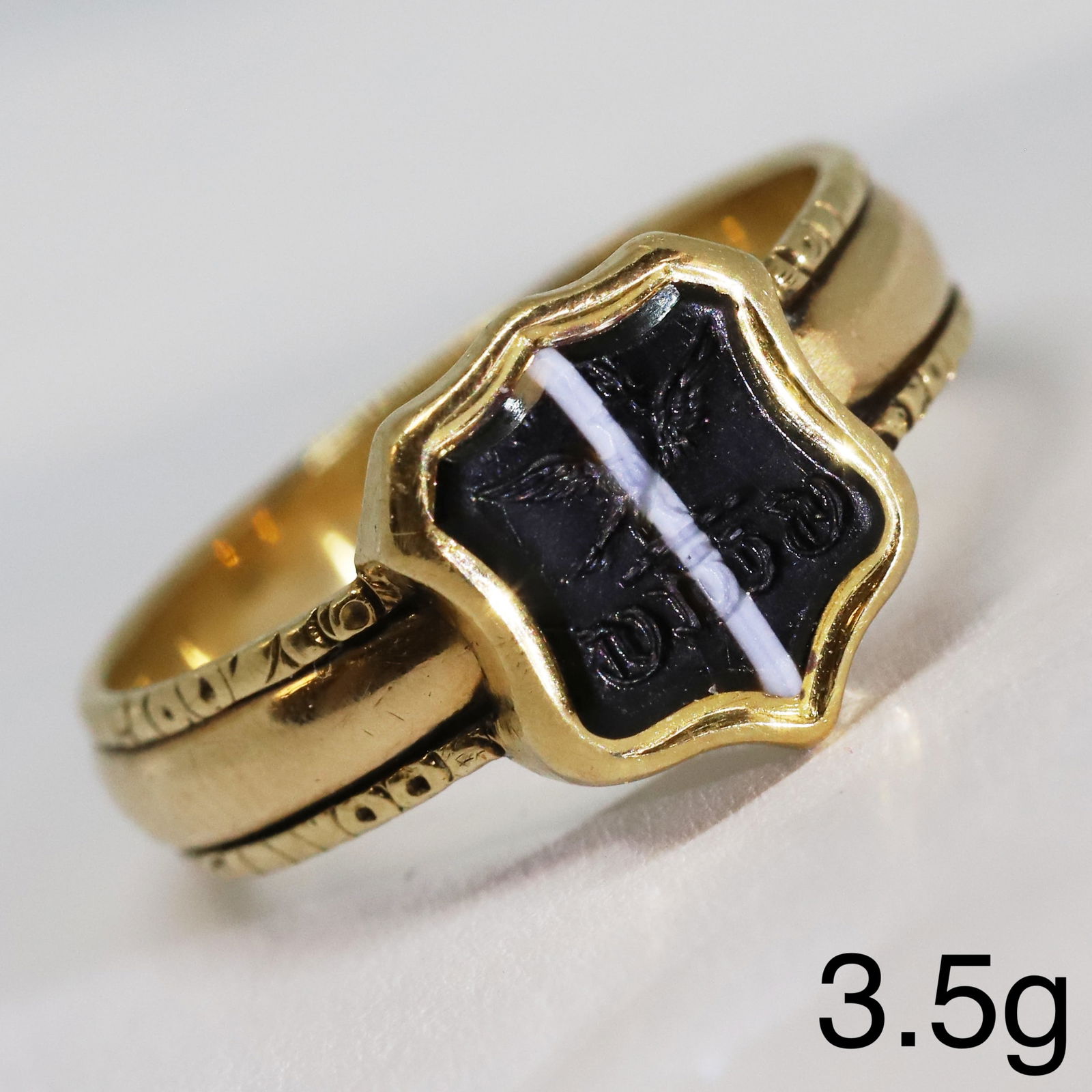 ANTIQUE INTAGLIO SHIELD SEAL RING: ANTIQUE INTAGLIO SHIELD SEAL RING,3,5 grams, testing high carat gold.The banded agate intaglio in the shape of a shield.Depicting a bird.Size M 1/2.