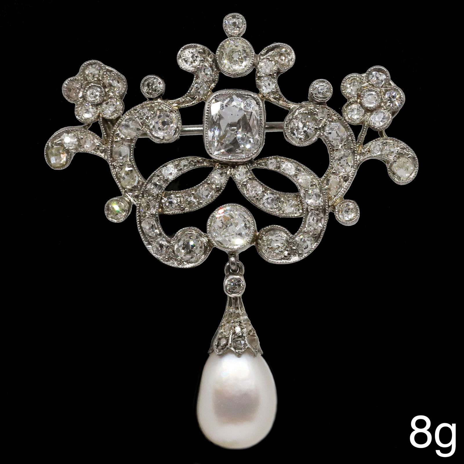 FINE CERTIFICATED NATURAL SALTWATER PEARL AND DIAMOND BROOCH: FINE CERTIFICATED NATURAL SALTWATER PEARL AND DIAMOND BROOCH,8 grams, testing high carat gold.Large pearl of approx. 11,43 x 8,2 x 7,48 mm. (Certificated, Natural, saltwater).Bright and lively