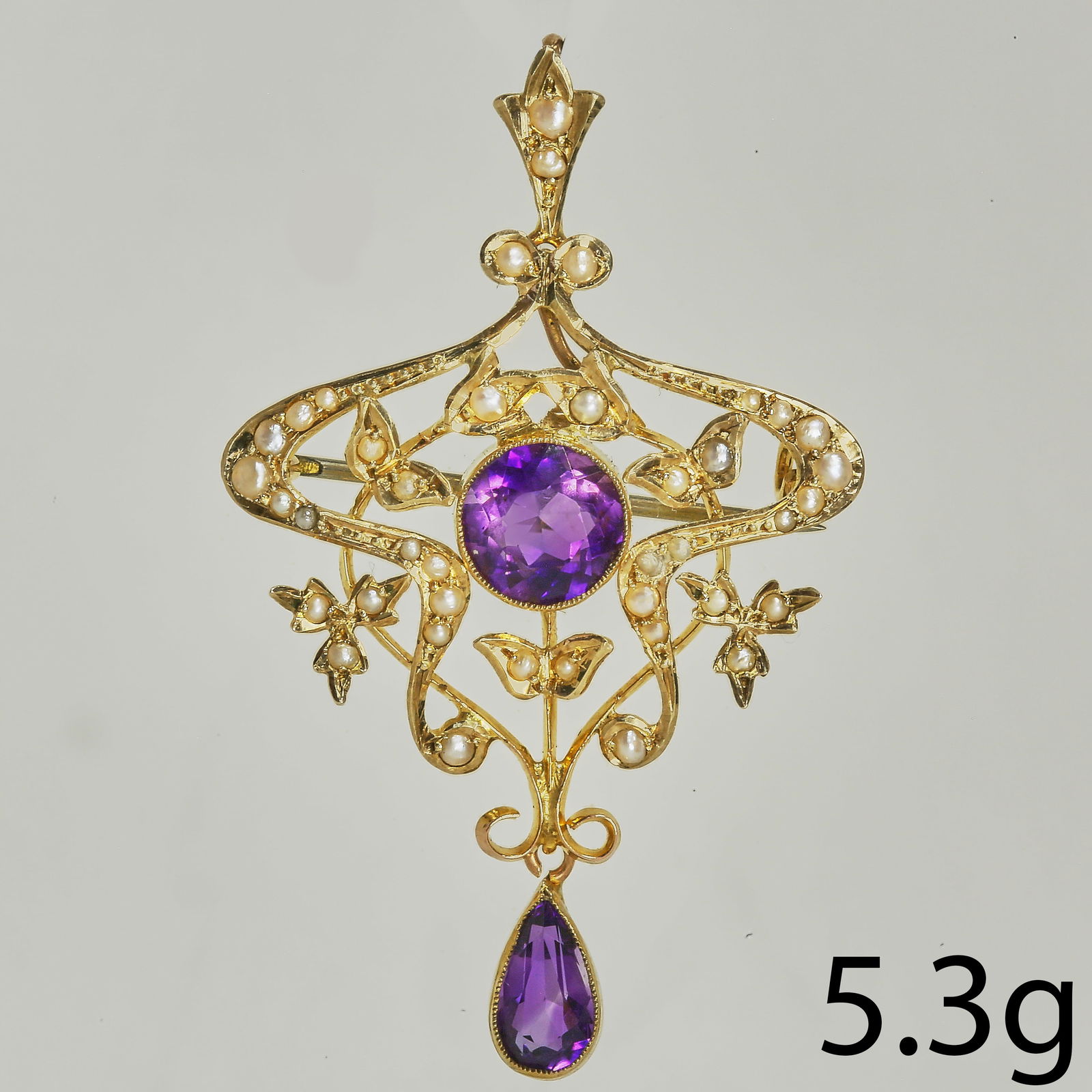 EDWARDIAN AMETHYST AND PEARL GOLD BROOCH/PENDANT: EDWARDIAN AMETHYST AND PEARL GOLD BROOCH/PENDANT,5,3 grams.Vibrant amethyst.Lovely pearls.Removable bail.L. 5.3 cm.