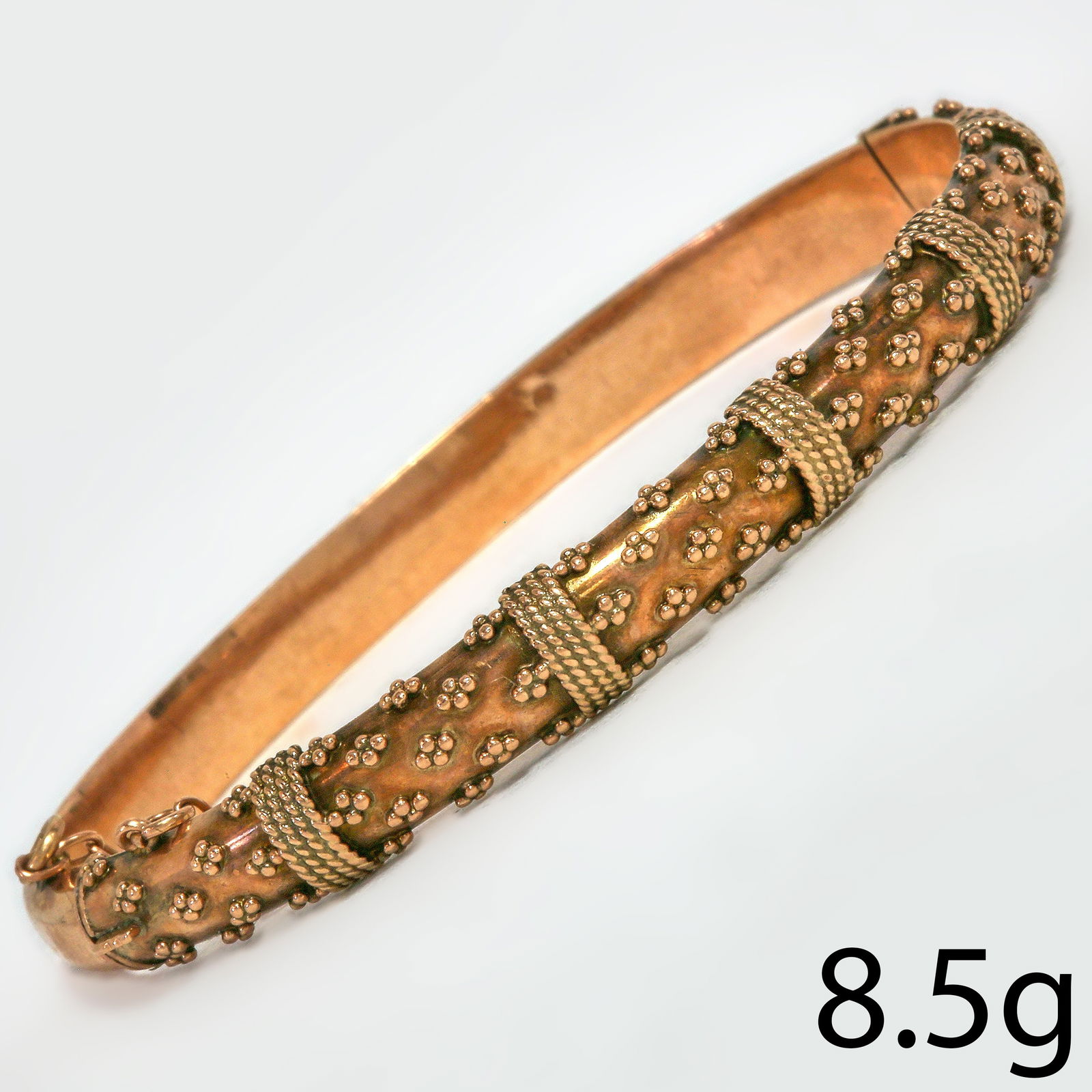ANTIQUE GOLD BANGLE: ANTIQUE GOLD BANGLE 8.5 grams 9 ct gold, hallmarked. Fine gold work. 5.7 cm inner diameter.