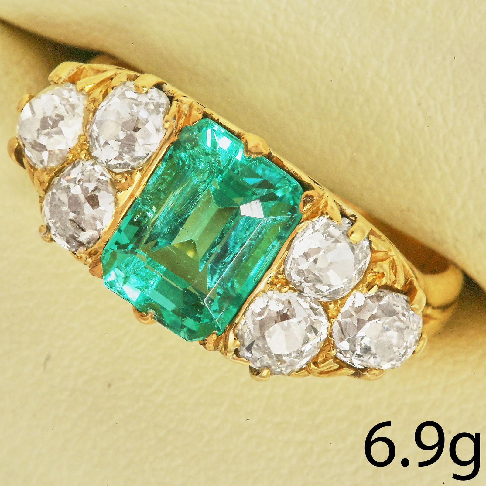 FANTASTIC COLOMBIAN EMERALD AND DIAMOND RING: FANTASTIC COLOMBIAN EMERALD AND DIAMOND RING,6,9 grams, 18 ct. gold.Fine quality emerald of approx. 1.96 ct.Lovely old cut diamonds, totalling approx. 1.70 ct.Size O.