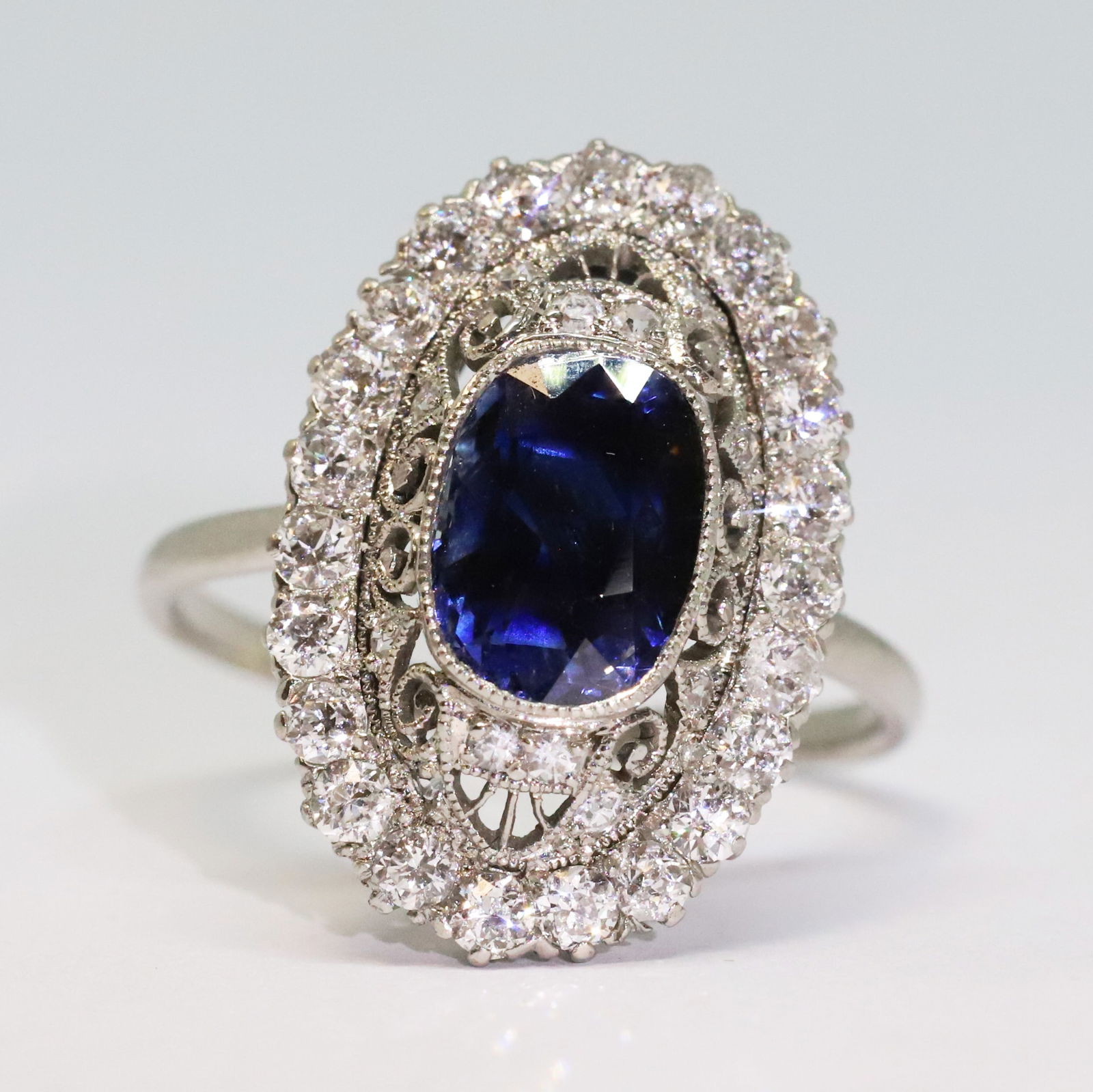 FINE SAPPHIRE AND DIAMOND CLUSTER RING: FINE SAPPHIRE AND DIAMOND CLUSTER RING,5,9 grams, testing platinumRich and vibrant Ceylon sapphire of approx. 2.70 ct.Diamonds bright and lively, totalling approx. 1.10 ct.Size O 1/2.