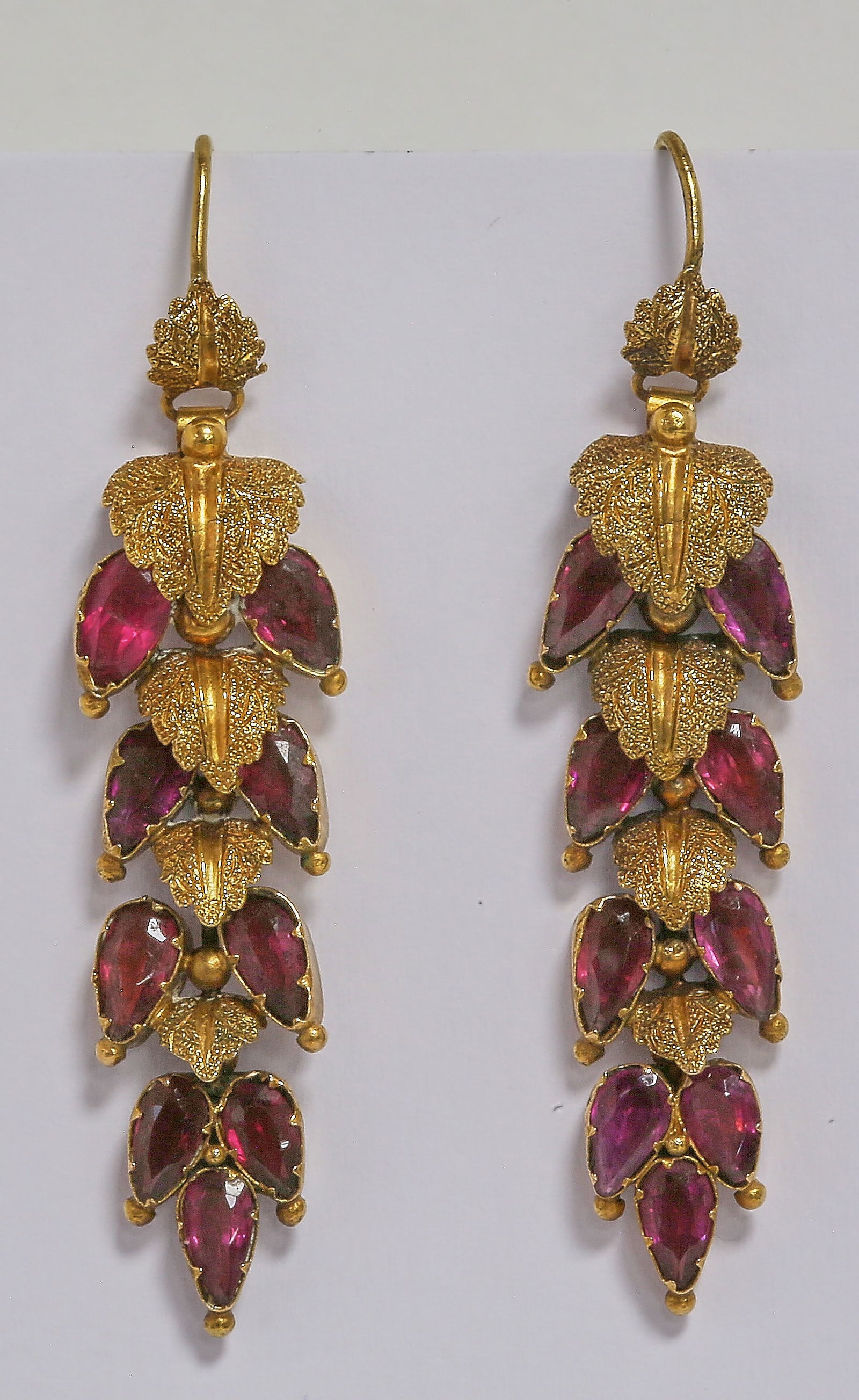 PAIR OF GEORGIAN GARNET EARRINGS: PAIR OF GEORGIAN GARNET EARRINGS7.4 grams, testing high carat gold. Fine craftsmanship. L. 5.5 cm.