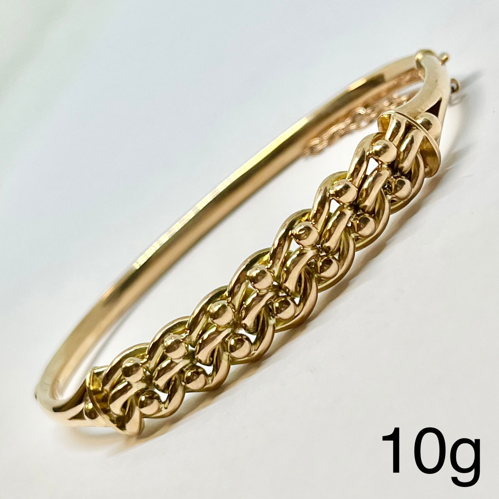 GOLD KEEPERS BANGLE: GOLD KEEPERS BANGLE,10 grams, 15 ct. gold.The top of p[art entwined design.Inner diam. 5.7 cm.