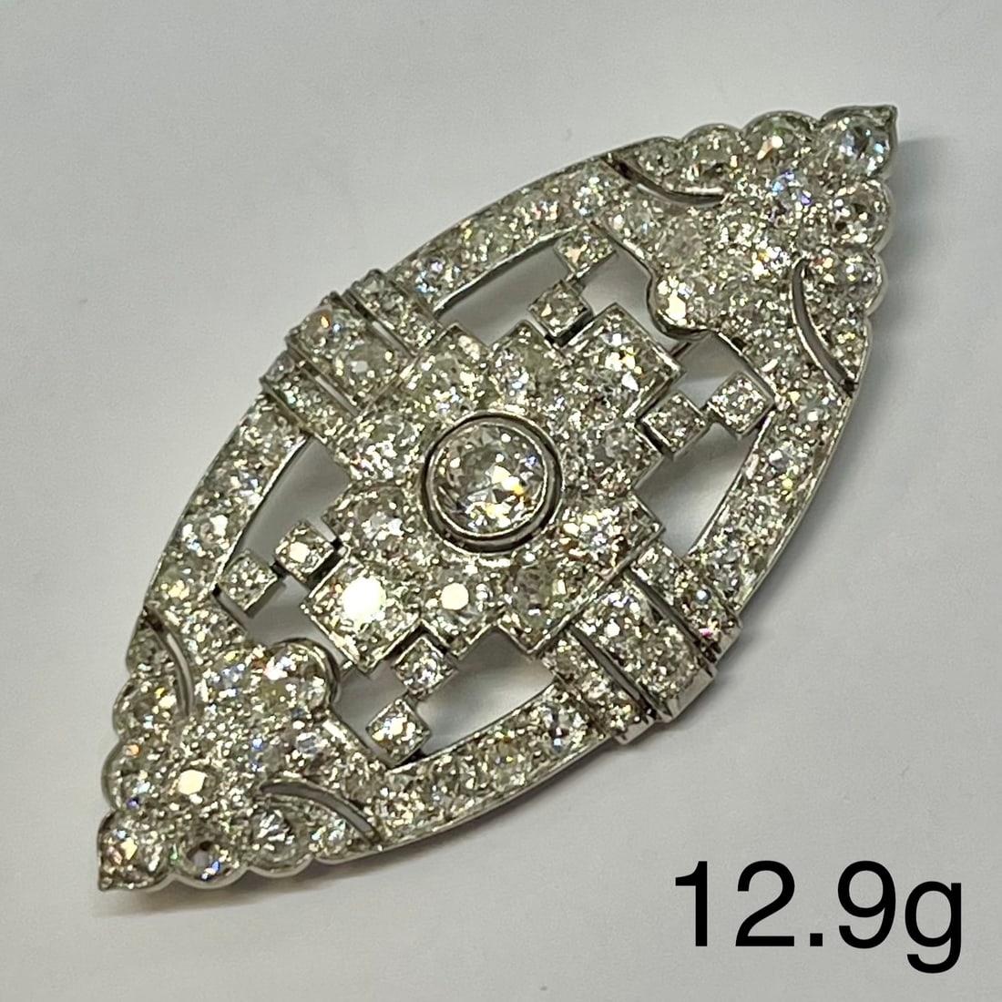 ART-DECO DIAMOND BROOCH: ART-DECO DIAMOND BROOCH,12.9 grams, testing platinum.Diamonds bright and lively, totalling approx. 5.30 ct.W. 5 cm.