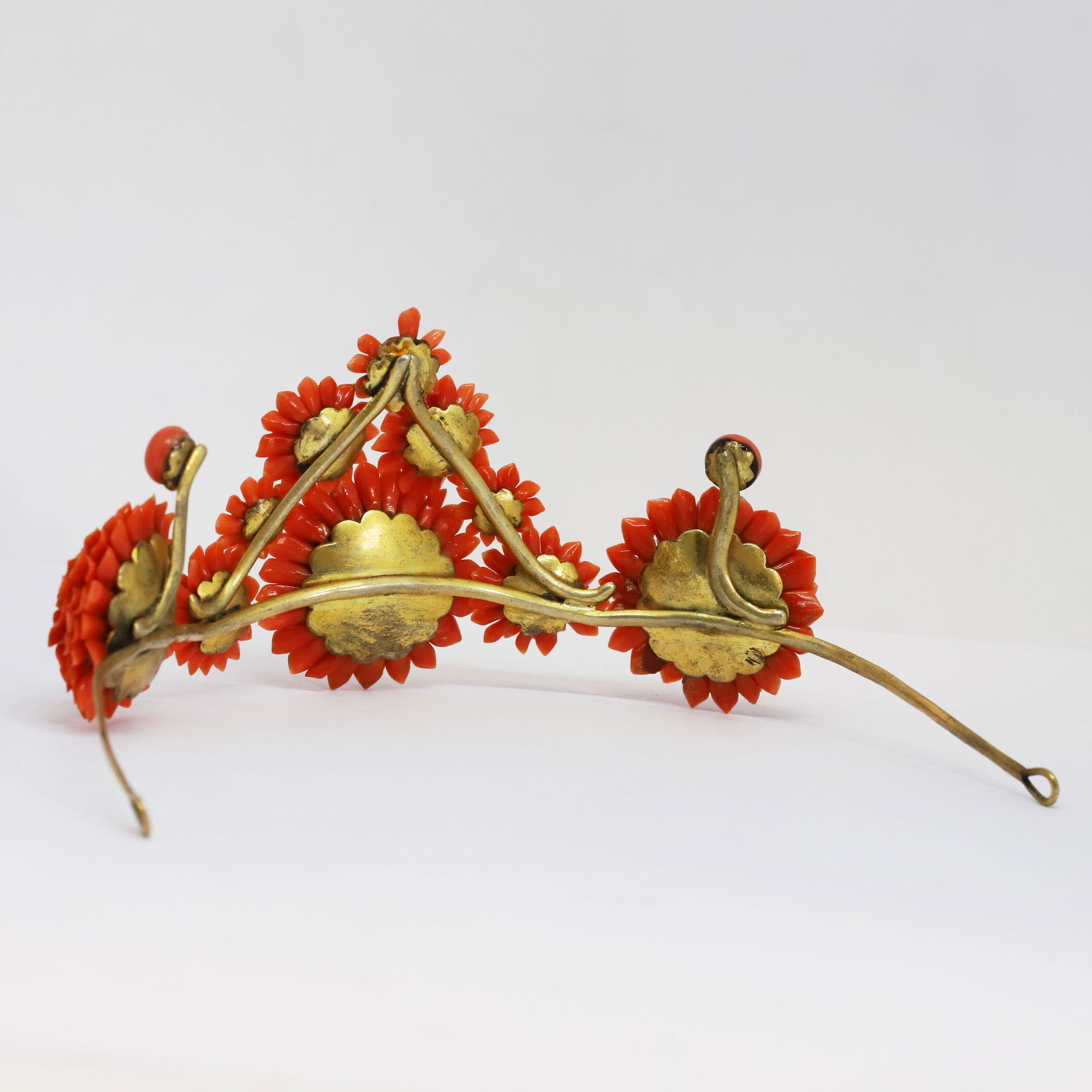 RARE VICTORIAN CORAL TIARA IN FITTED CASE: RARE VICTORIAN CORAL TIARA IN FITTED CASE,47,6 grams.The tiara decorated with fine carved coral in floral motifs.The coral with a very nice luster and colour.H. 5,8 cm.With original fitted case.