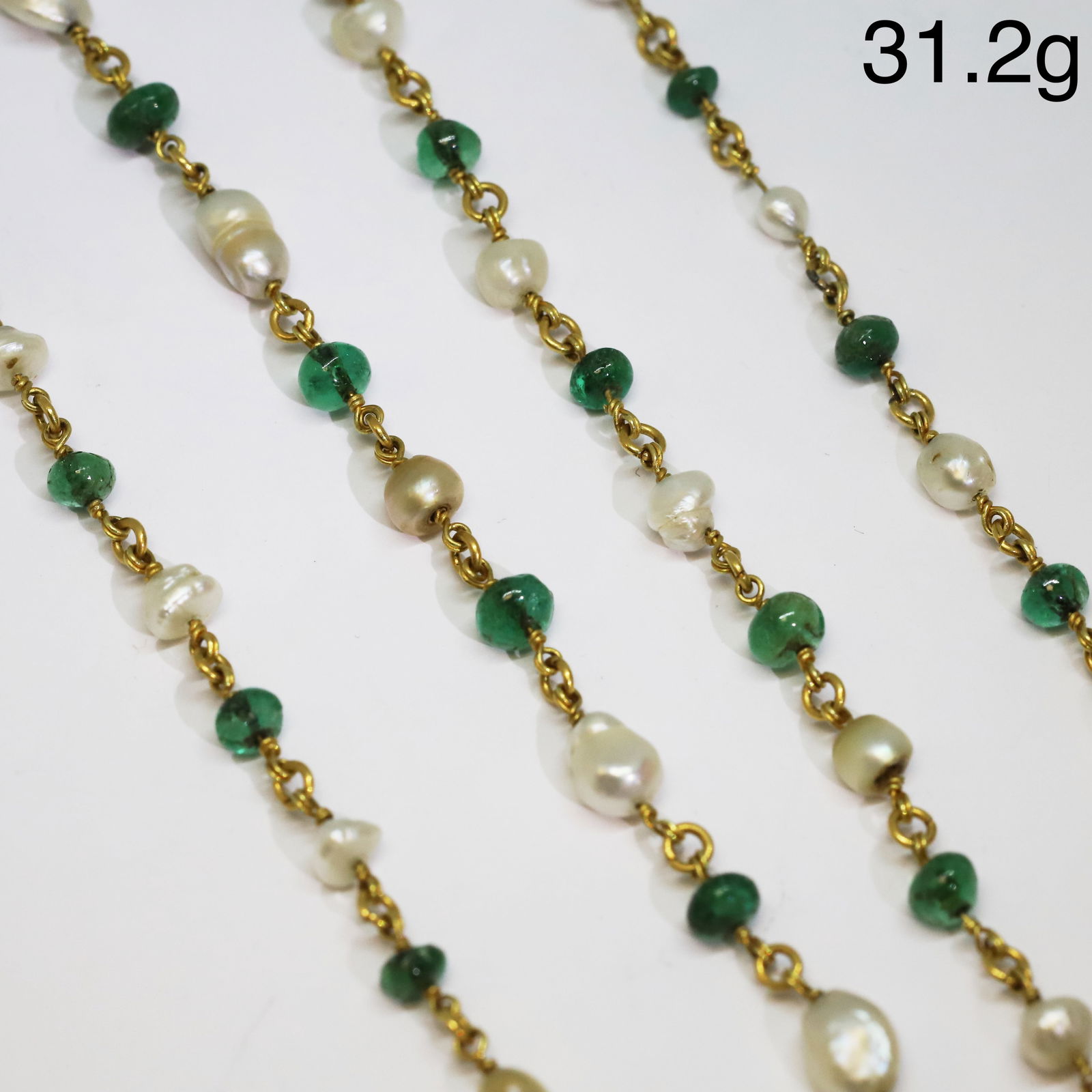 FINE EMERALD AND PEARL LONG NECKLACE: FINE EMERALD AND PEARL LONG NECKLACE,31.2 grams, testing high carat gold.The necklace alternated with emeralds and pearls.(pearls untested, believed to be natural).L. 160 cm.
