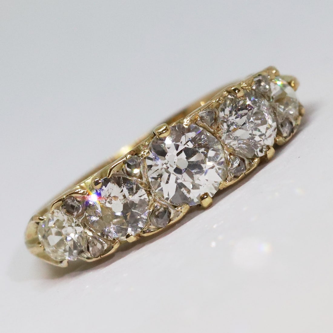 FINE 5-STONE DIAMOND RING: FINE 5-STONE DIAMOND RING,4 grams, testing high carat gold.Bright and lively diamonds, totalling approx. 2 ct.Size N.