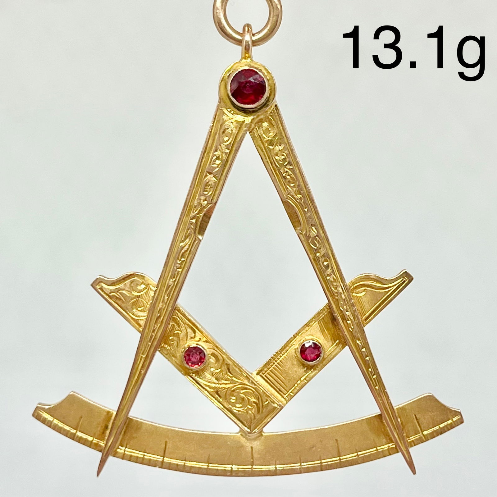 LARGE GOLD MASONIC GEM SET PENDANT: LARGE GOLD MASONIC GEM SET PENDANT,13.1 grams.The pendant depicting a Square and compass and ruler.L. 5.9 cm.