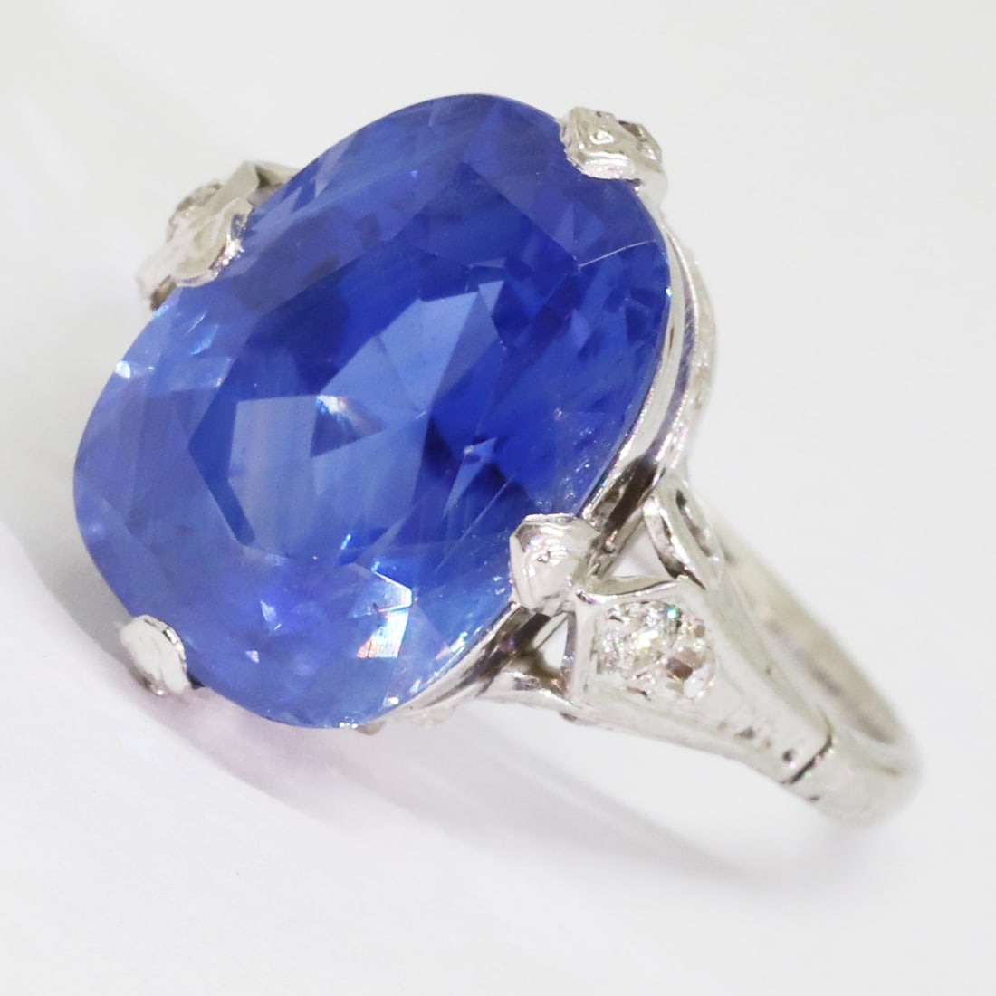 FINE CERTIFICATED 9.45 CT. CEYLON SAPPHIRE AND DIAMOND RING (1 of 1)