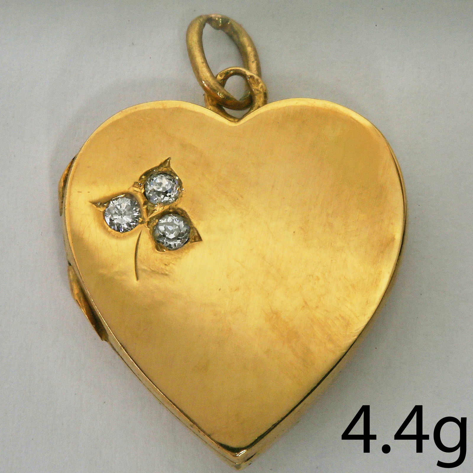 DIAMOND HEART LOCKET PENDANT: DIAMOND HEART LOCKET PENDANT,4.4 grams, testing high carat gold.Diamonds bright and lively.L. 2.2 cm.