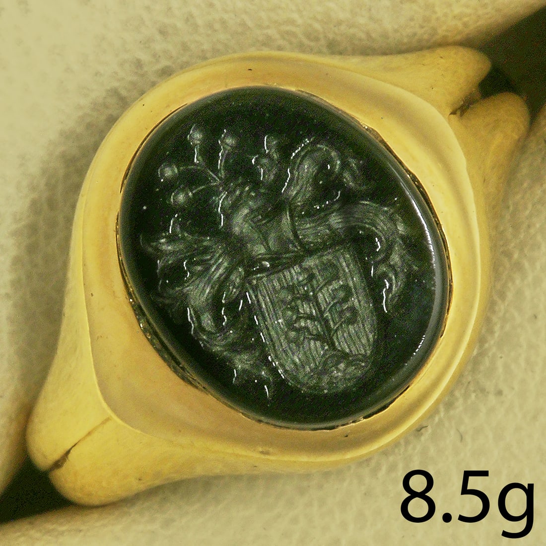 INTAGLIO SEAL RING: INTAGLIO SEAL RING,8.5 grams, 18 ct. gold.The hardstone carved intaglio depicting a heraldic family crest.Size P.