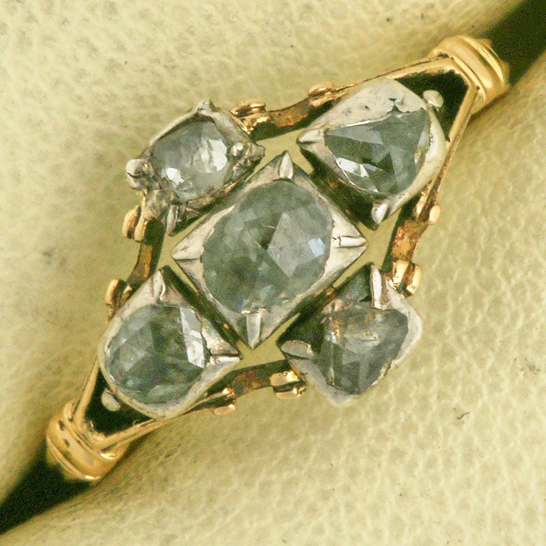 RARE GOLD GEORGIAN DIAMOND RING: RARE GOLD GEORGIAN DIAMOND RING vibrant diamonds fine craftsmanship in great condition size H