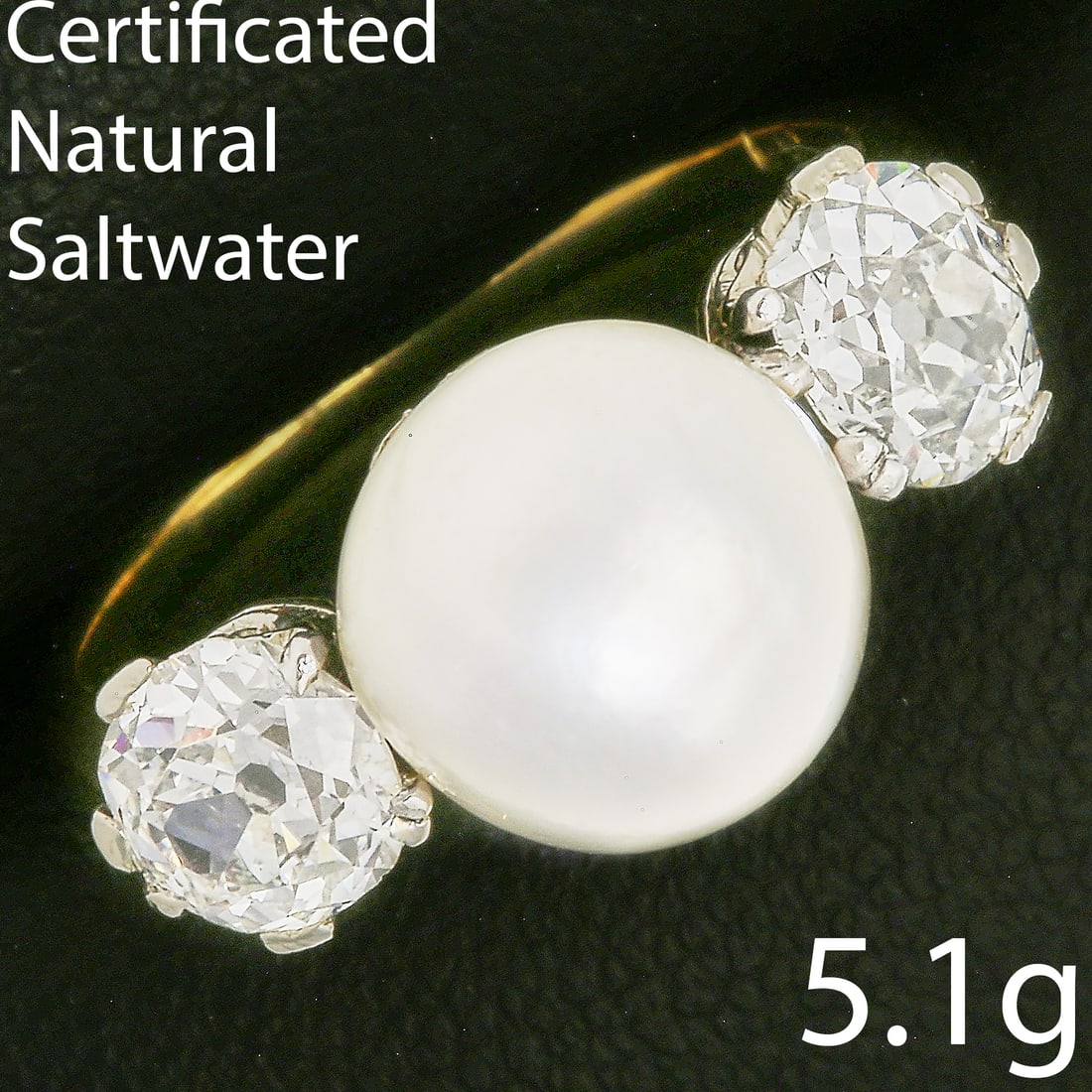 CERTIFICATED NATURAL SALTWATER PEARL AND DIAMOND 3-STONE RING: CERTIFICATED NATURAL SALTWATER PEARL AND DIAMOND 3-STONE RING,5,1 grams, 18 ct. gold.Fine pearl of approx. 10.11 x 10.06 x 7.67 mm. (Certificated, Natural, saltwater).Bright and lively old cut diamond