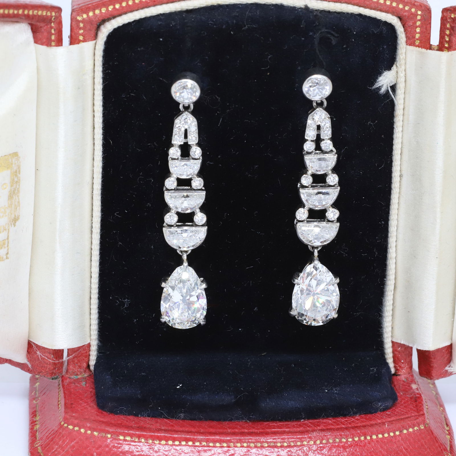 MAGNIFICENT PAIR OF ART DECO DIAMOND EARRINGS: MAGNIFICENT PAIR OF ART DECO DIAMOND EARRINGS 7.9 grams platinum and goldbright lively diamonds principle diamonds, approx 2 ct , 2.43 ct total diamond weight approx 6.40 ct in excellent condition L