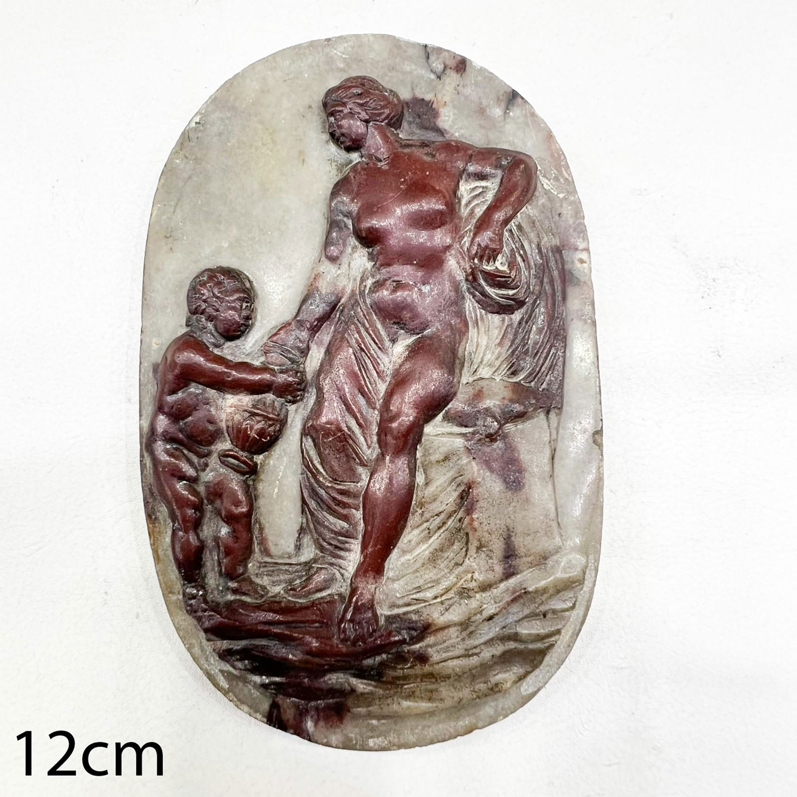 EXCEPTIONAL LARGE CARVED HARDSTONE CAMEO: EXCEPTIONAL LARGE CARVED HARDSTONE CAMEO. An outstanding and unusually large carved hardstone cameo, finely executed in deep red and variegated tones, depicting a classical nude female figure