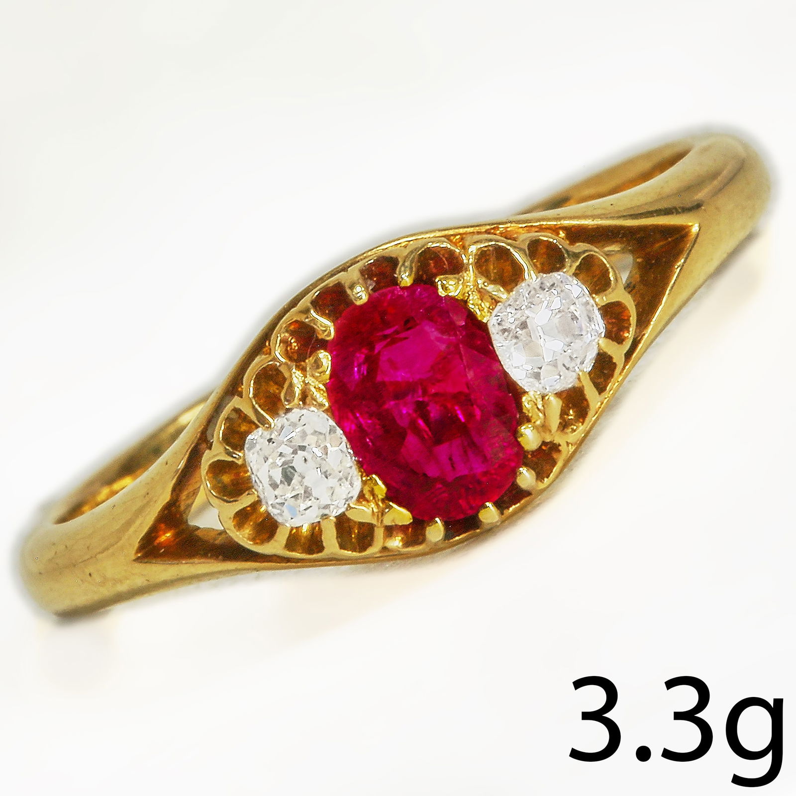 RUBY AND DIAMOND 3-STONE RING: RUBY AND DIAMOND 3-STONE RING,3.3 grams, 18 ct. gold.Ruby of approx. 0.60 ct.Diamonds bright and lively.Size P 1/2.