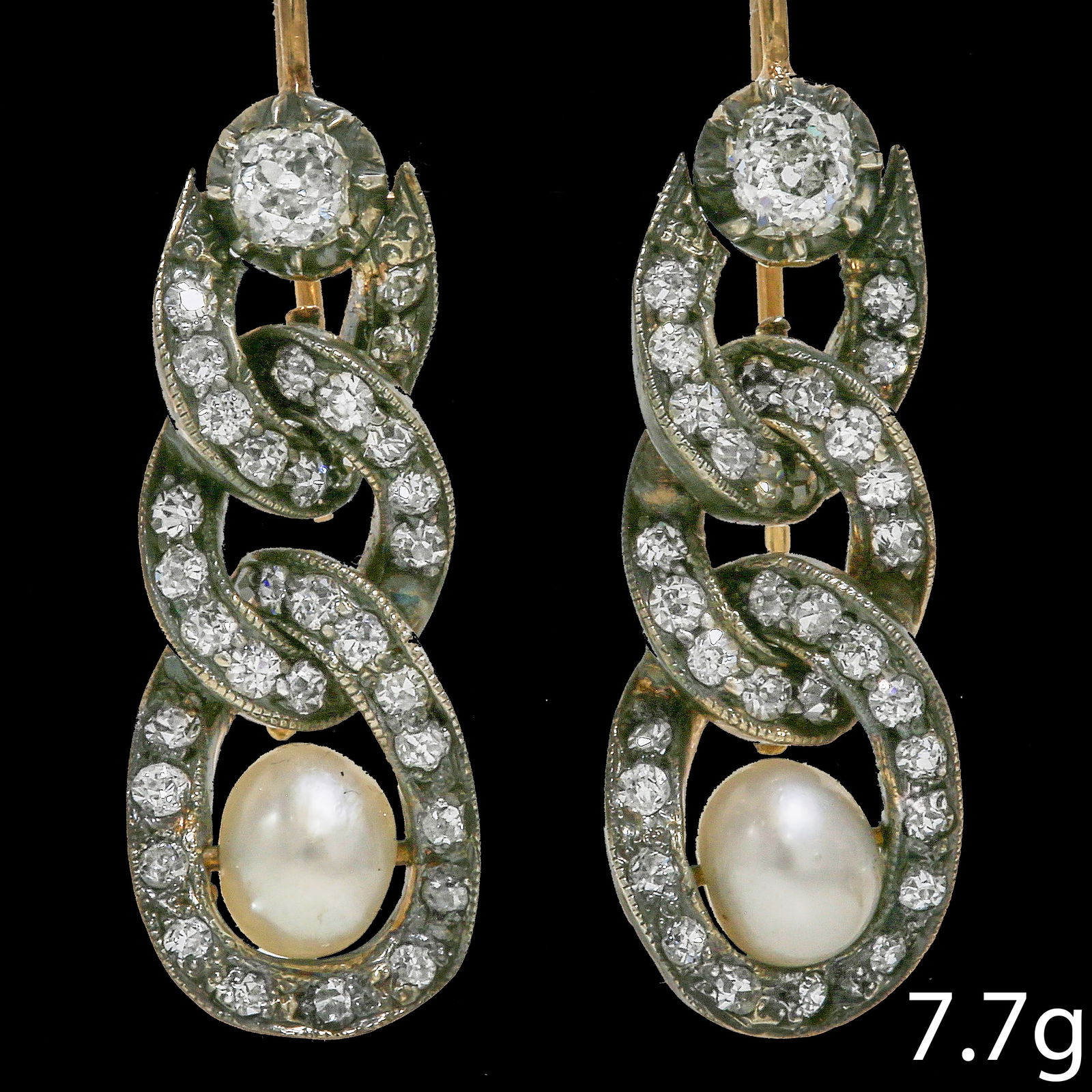 PAIR OF ANTIQUE NATURAL SALTWATER PEARL AND DIAMOND EARRINGS: PAIR OF ANTIQUE NATURAL SALTWATER PEARL AND DIAMOND EARRINGS,7.7 grams.The pearls of approx. 6.6 and 6.3 mm. (Verbal, GCS London).Diamonds bright and lively.L. 3.3 cm.