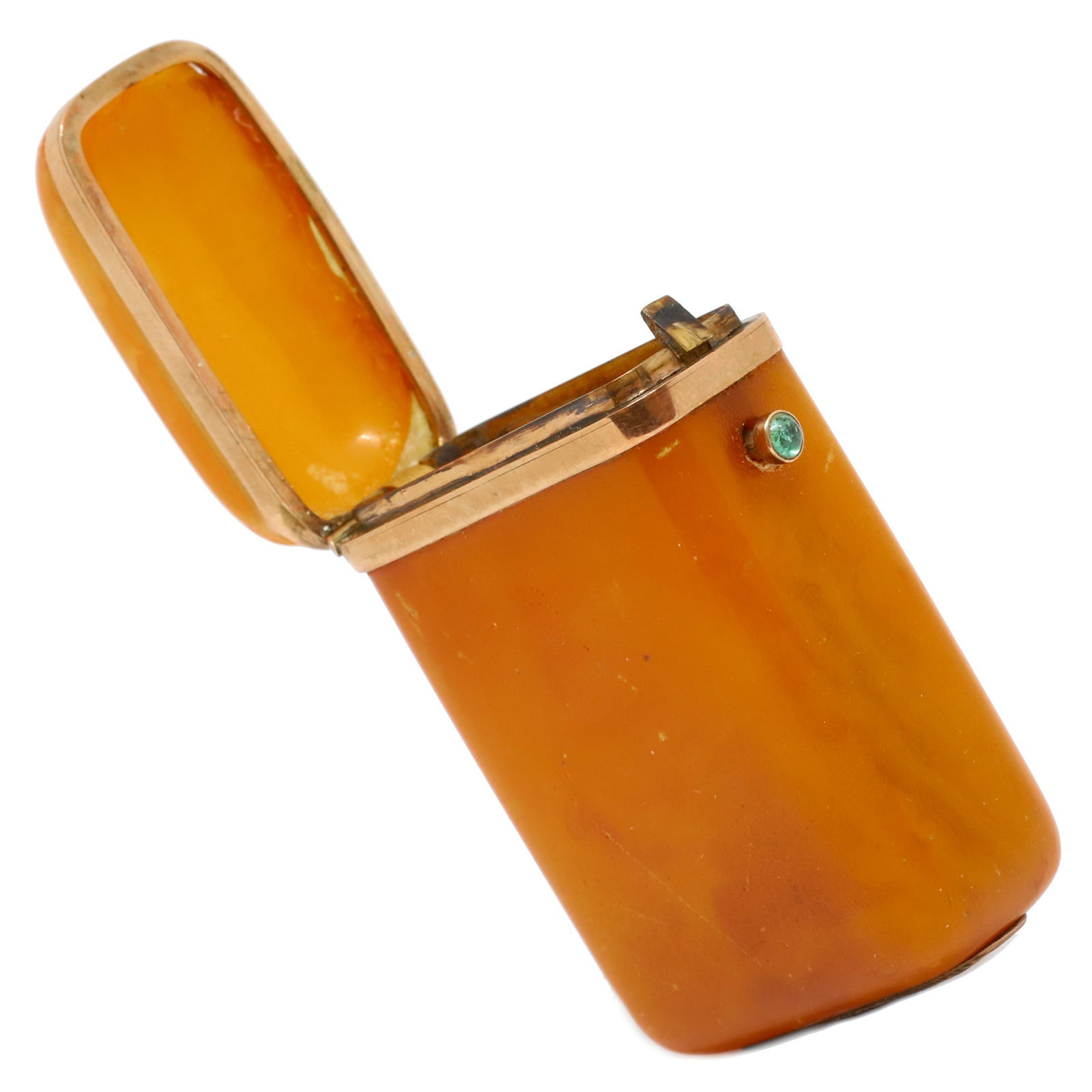 UNUSUAL CARVED AMBER VESTA CASE WITH GOLD MOUNT: UNUSUAL CARVED AMBER VESTA CASE WITH GOLD MOUNT,29.1 grams.Carved from a single piece of amber.The clasp set with an emerald.L. 5.7 cm.
