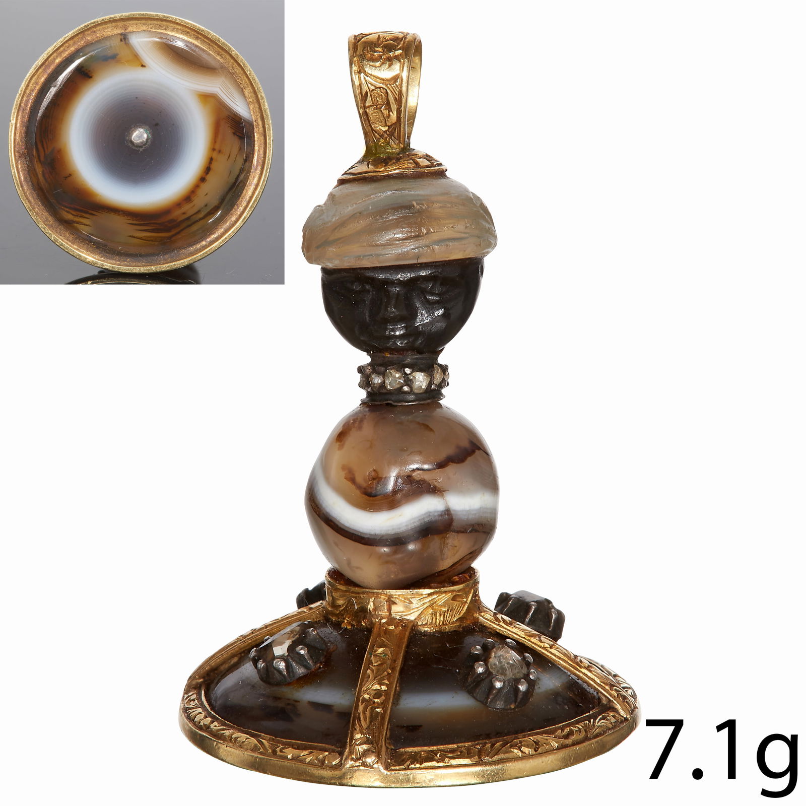 RARE AGATE AND DIAMOND BLACKAMOOR SEAL: RARE AGATE AND DIAMOND BLACKAMOOR SEAL.7.1 grams. High carat gold.Accentuated with diamonds on the base and on his necklace.Fine carved.L. 3.2 cm.