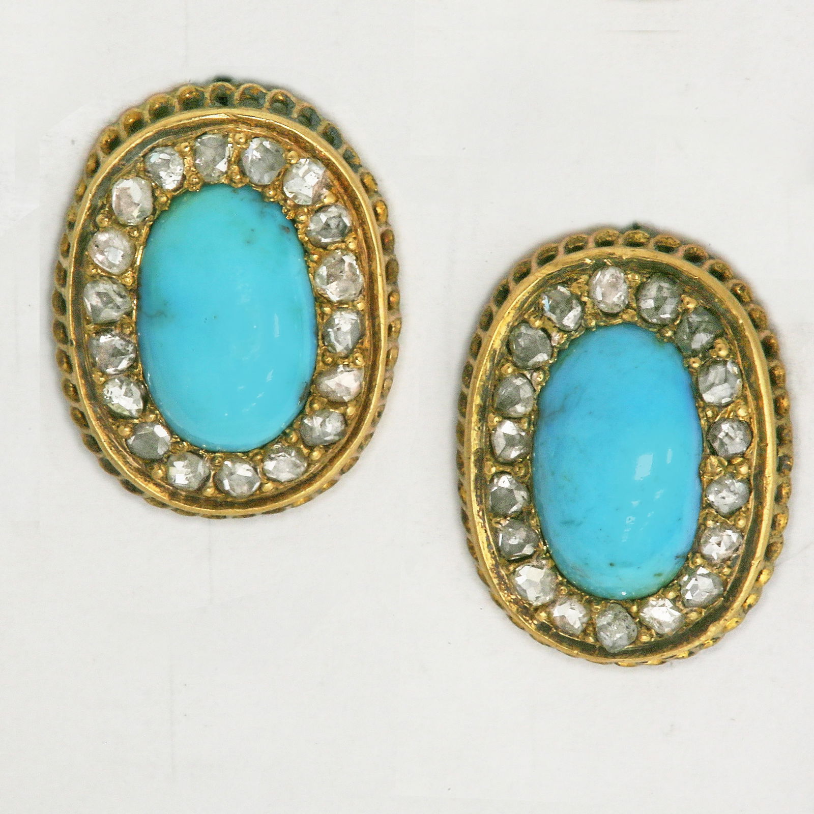 PAIR OF TURQUOISE AND DIAMOND CLUSTER EARRINGS: PAIR OF TURQUOISE AND DIAMOND CLUSTER EARRINGS,2,9 grams, testing high carat gold.Vibrant turquoise.Diamonds bright and lively.L. 1,3 cm.