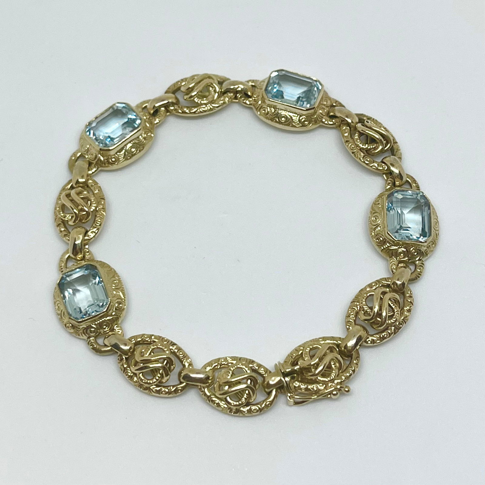 AQUAMARINE BRACELET: AQUAMARINE BRACELET,17,4 grams, testing high carat gold.Rich and vibrant aquamarines, totalling approx. 10.50 ct.L. 19.5 cm.