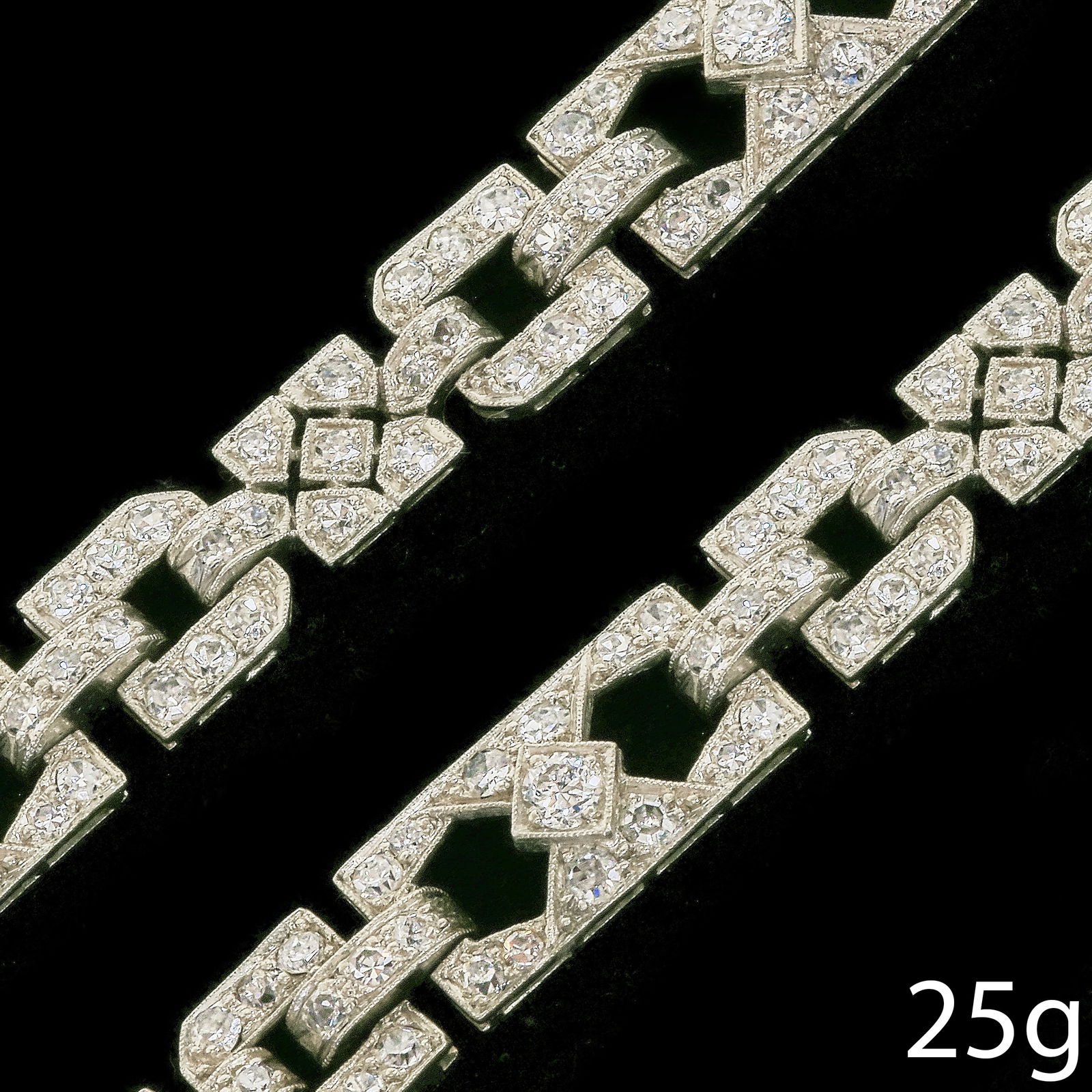 FINE ART-DECO DIAMOND BRACELET: FINE ART-DECO DIAMOND BRACELET,25 grams, testing platinum.Diamonds bright and lively.L. 18 cm.