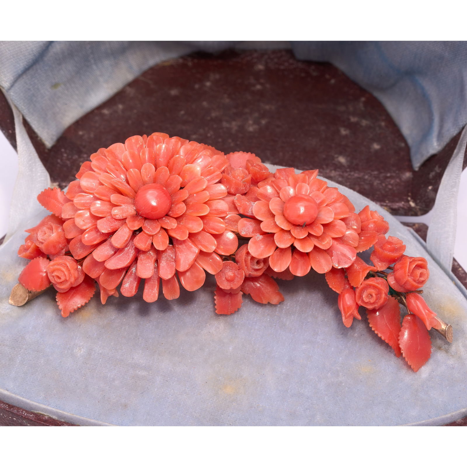 FINE VICTORIAN CORAL FLORAL BROOCH: FINE VICTORIAN CORAL FLORAL BROOCH,15.9 grams.The larger flower2 with fine carved petals.Further floral carved coral.W. 7.9 cm.Antique fitted case.