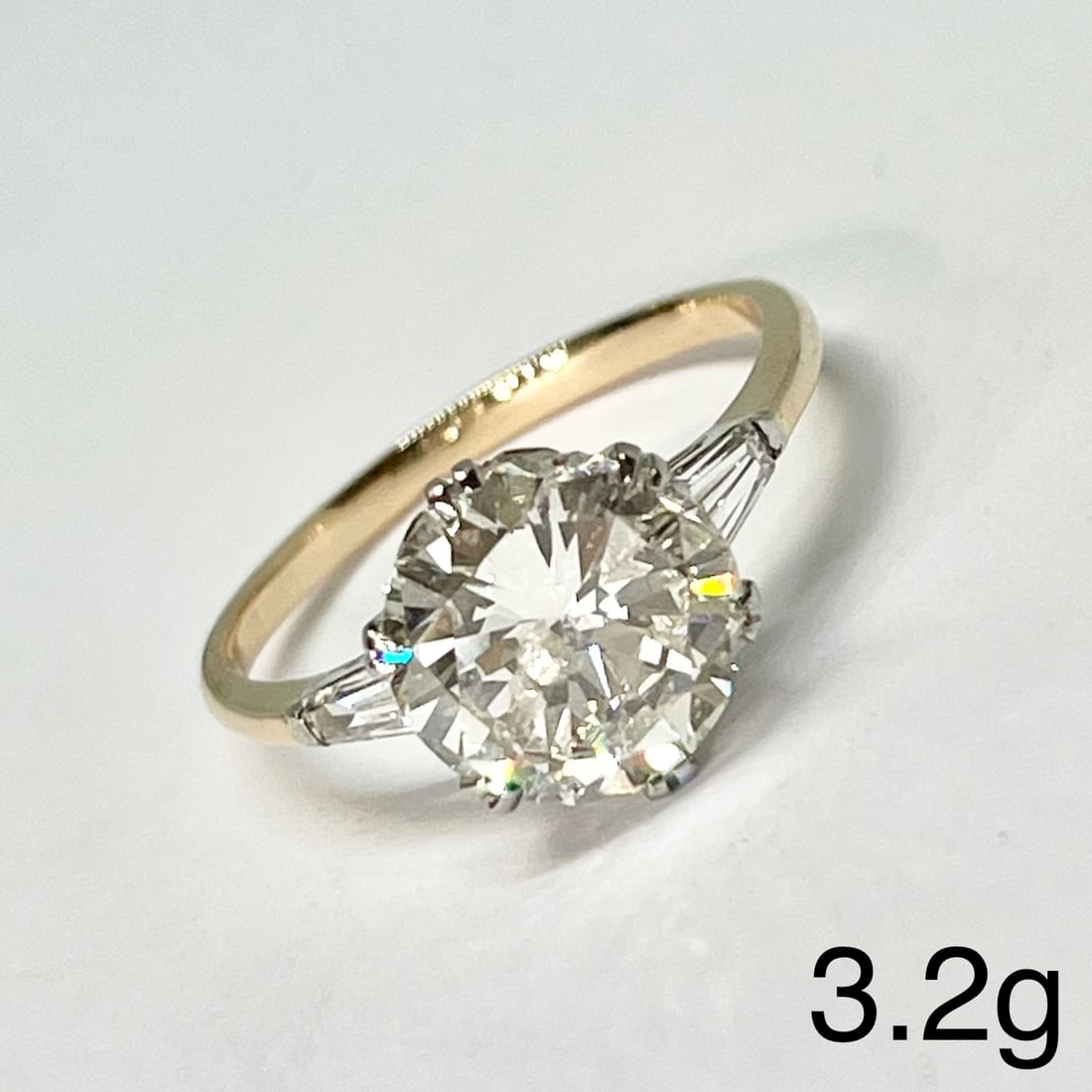 FINE AND LARGE 3.06 CT. DIAMOND SOLITAIRE RING: FINE AND LARGE 3.06 CT. DIAMOND SOLITAIRE RING,Bright and lively centre diamond of approx. 3.06 ct.Accentuated by diamonds on the shoulders, totalling approx. 0.30 ct.Size P.