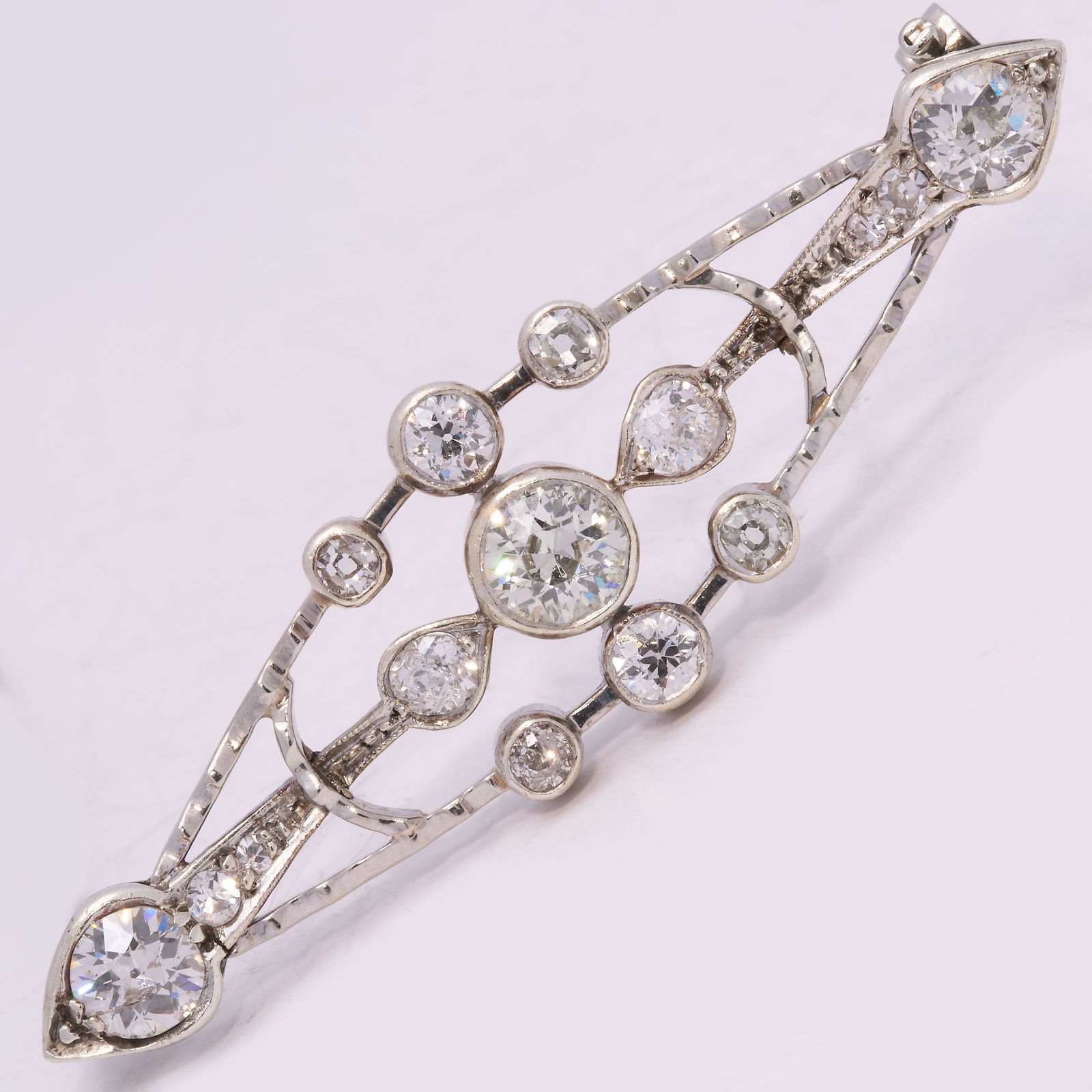 ANTIQUE DIAMOND BROOCH: ANTIQUE DIAMOND BROOCH 4.1 grams bright lively old cut diamonds approx. 2.10 ct. W 4.9 cm