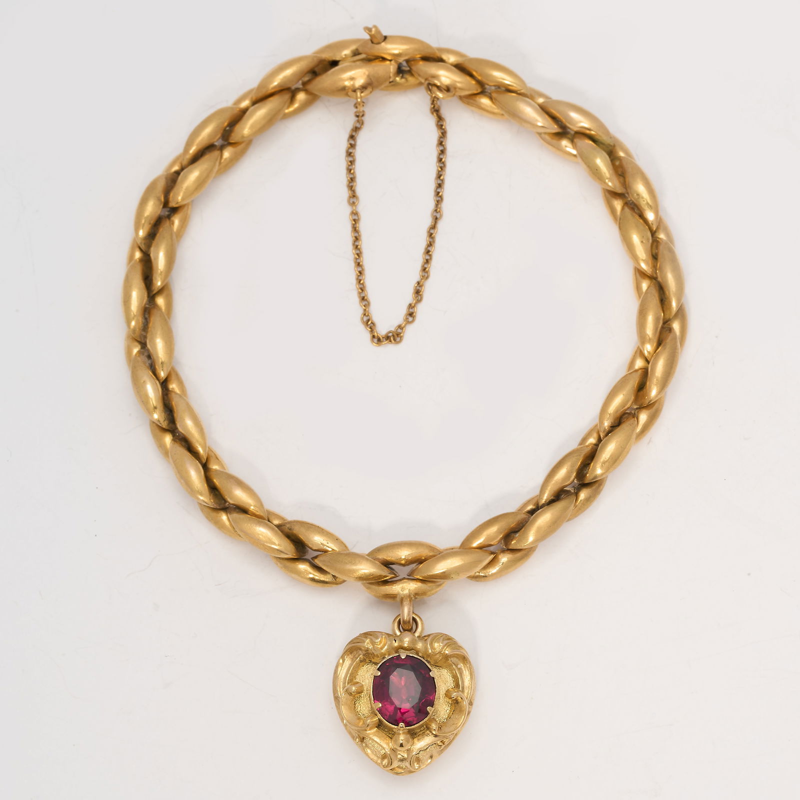 VICTORIAN GOLD BRACELET WITH GARNET HEART LOCKET: VICTORIAN GOLD BRACELET WITH GARNET HEART LOCKET 15.3 grams vibrant garnetin great condition fine craftsmanship L 15 cm