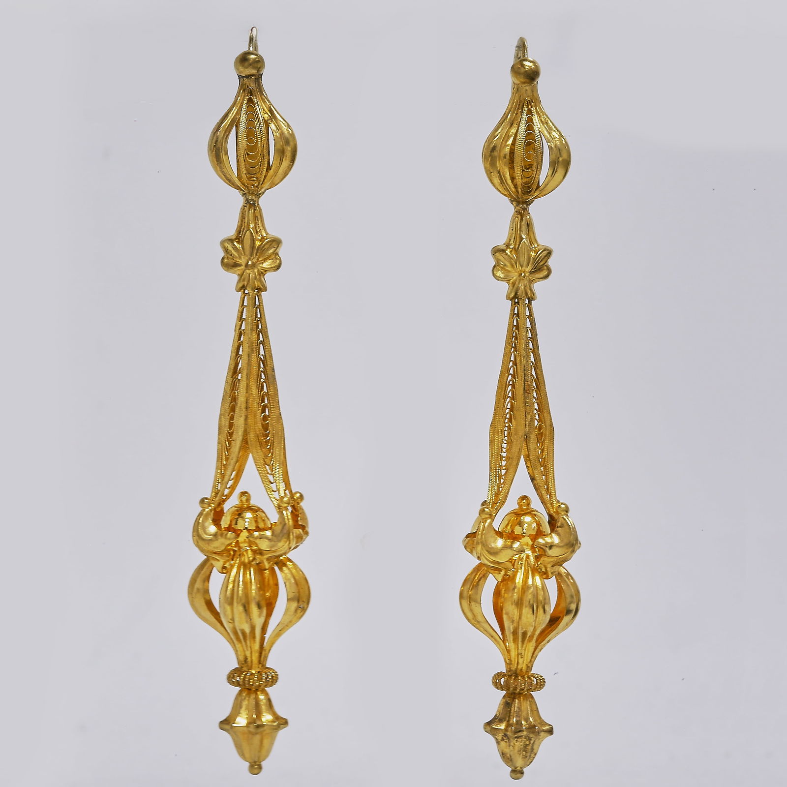 ELEGANT PAIR OF EARLY VICTORIAN GOLD DROP EARRINGS: ELEGANT PAIR OF EARLY VICTORIAN GOLD DROP EARRINGS 8.4 grams fine craftsmanship refined gold work L 9 cm