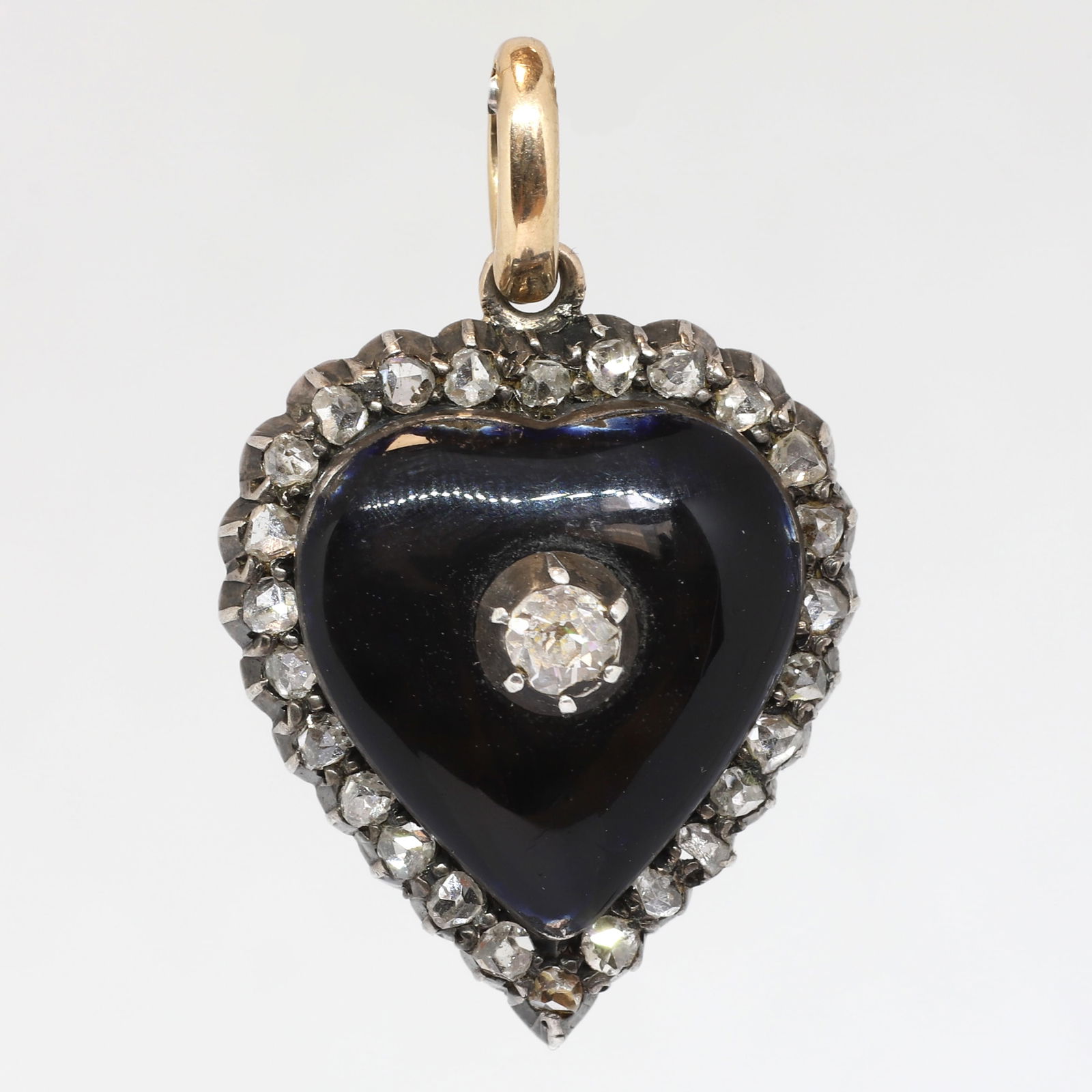 ANTIQUE ONYX AND DIAMOND HEART PENDANT: ANTIQUE ONYX AND DIAMOND HEART PENDANT 4.4 grams lively diamonds onyx in good conditionL 2.6 cm
